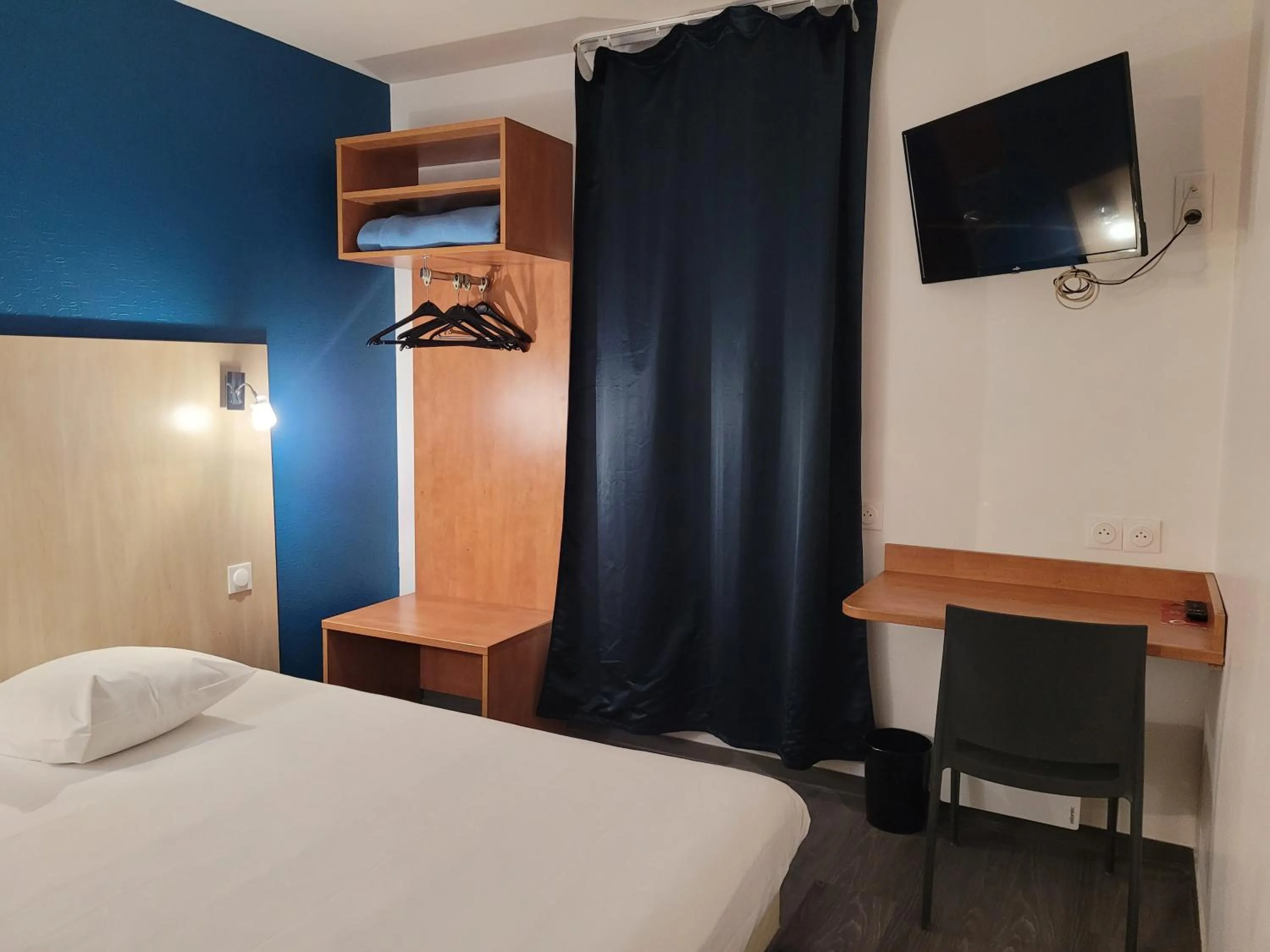 Property building, Bed in Hôtel Novella Nantes Centre Gare