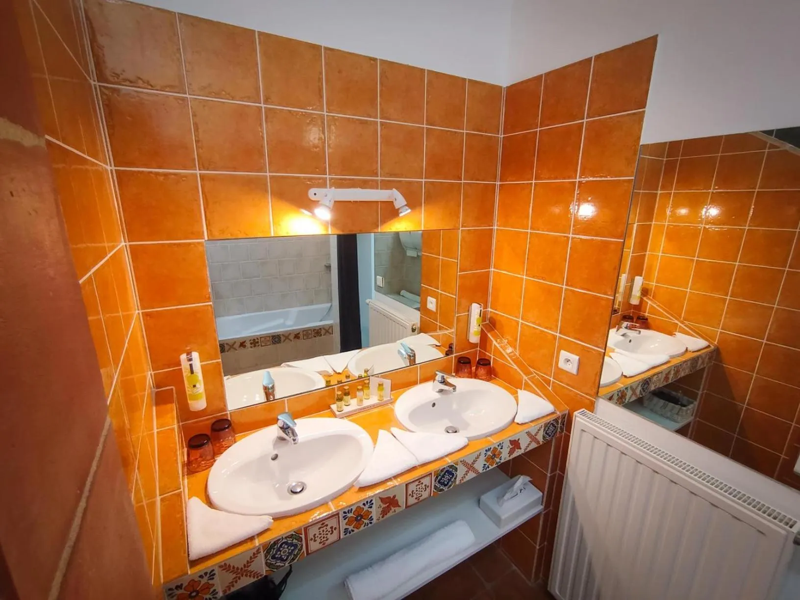 Bathroom in Le Mas de Gleyzes - Charme Authentique & Détente avec Piscine