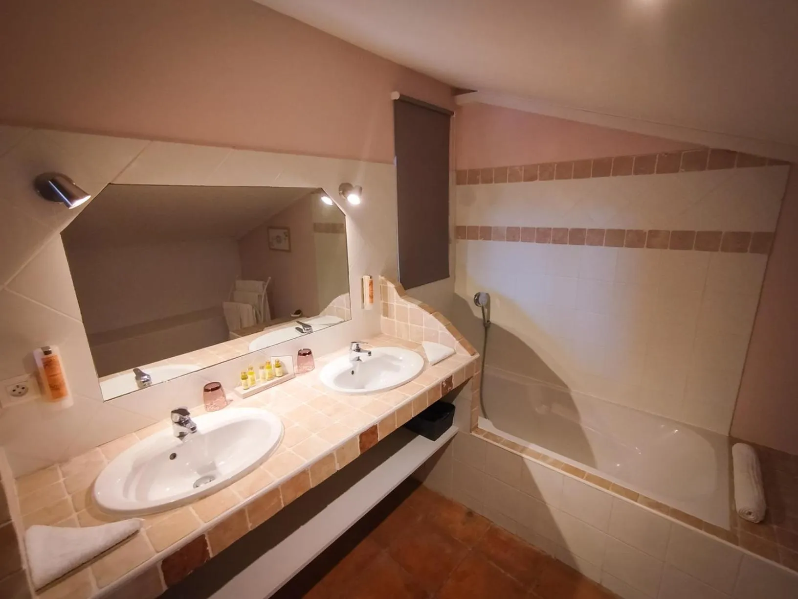 Bathroom in Le Mas de Gleyzes - Charme Authentique & Détente avec Piscine