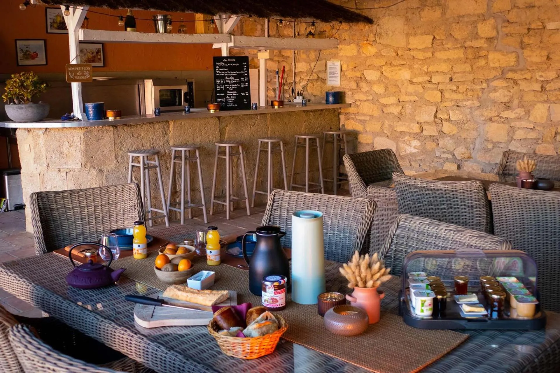 Lounge or bar in Le Mas de Gleyzes - Charme Authentique & Détente avec Piscine