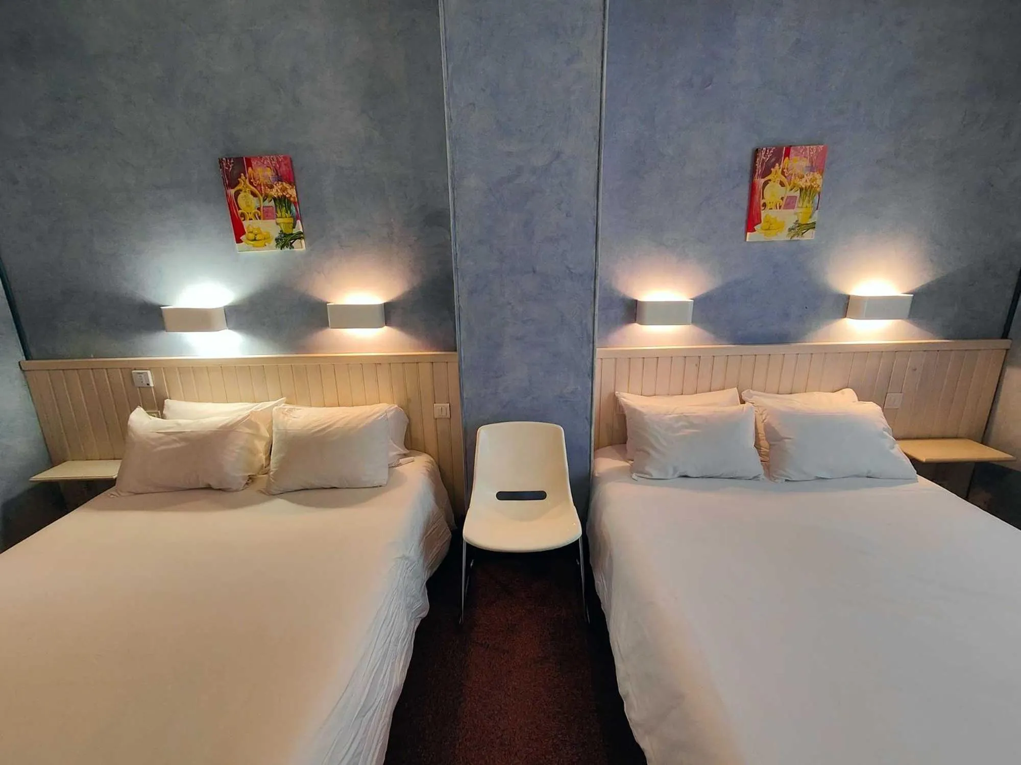 Bed in Logis Hôtel Cartier