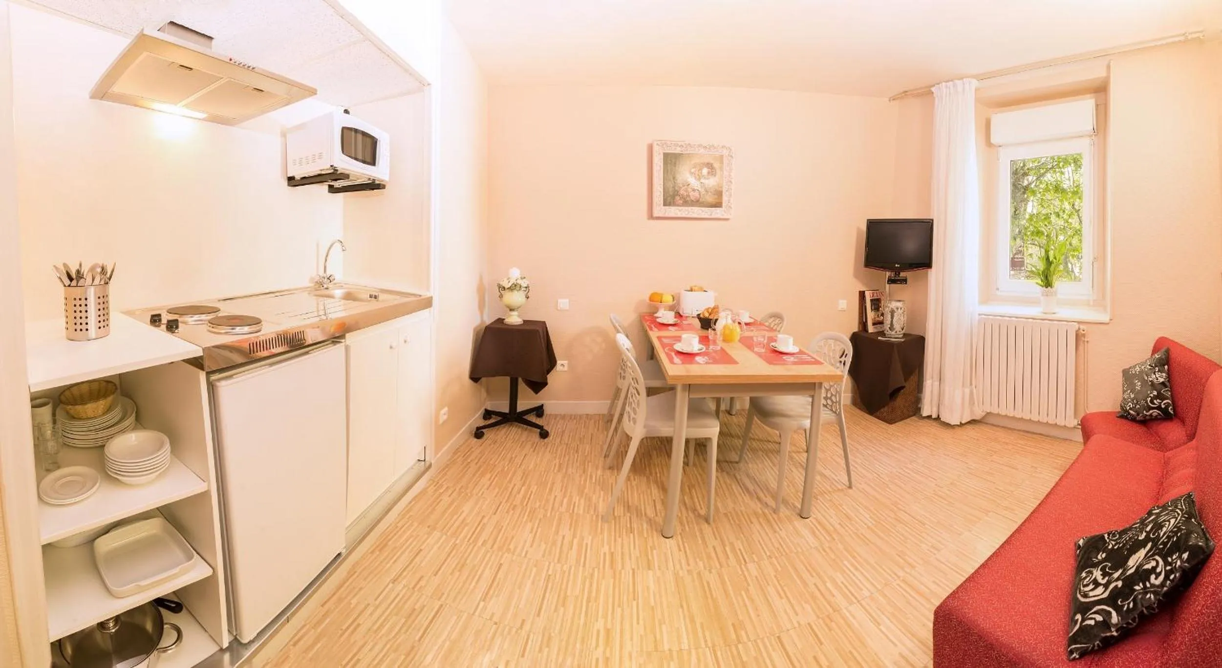 Kitchen or kitchenette in Logis Hôtel Cartier