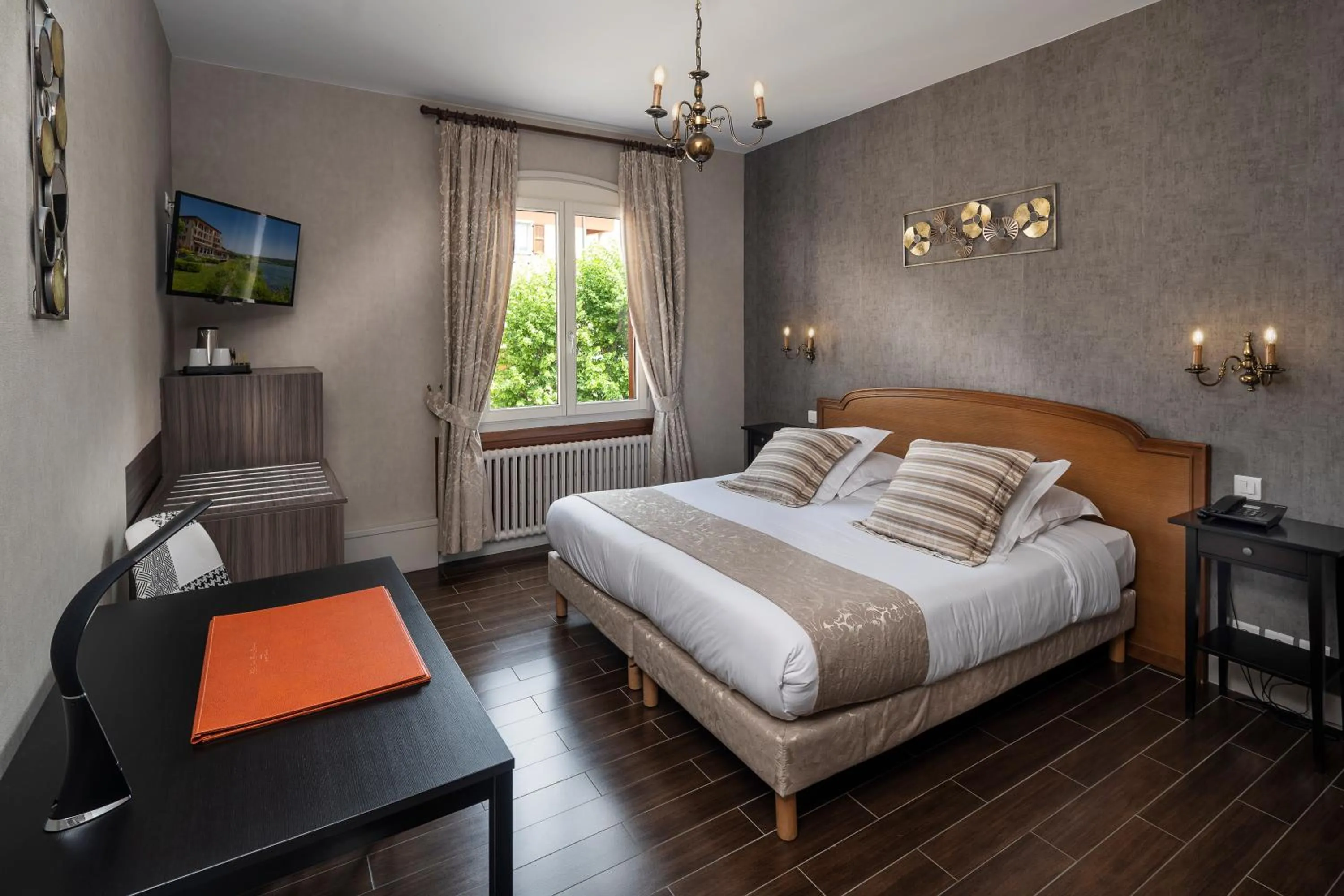 TV and multimedia, Bed in Hôtel Beau Rivage Condrieu