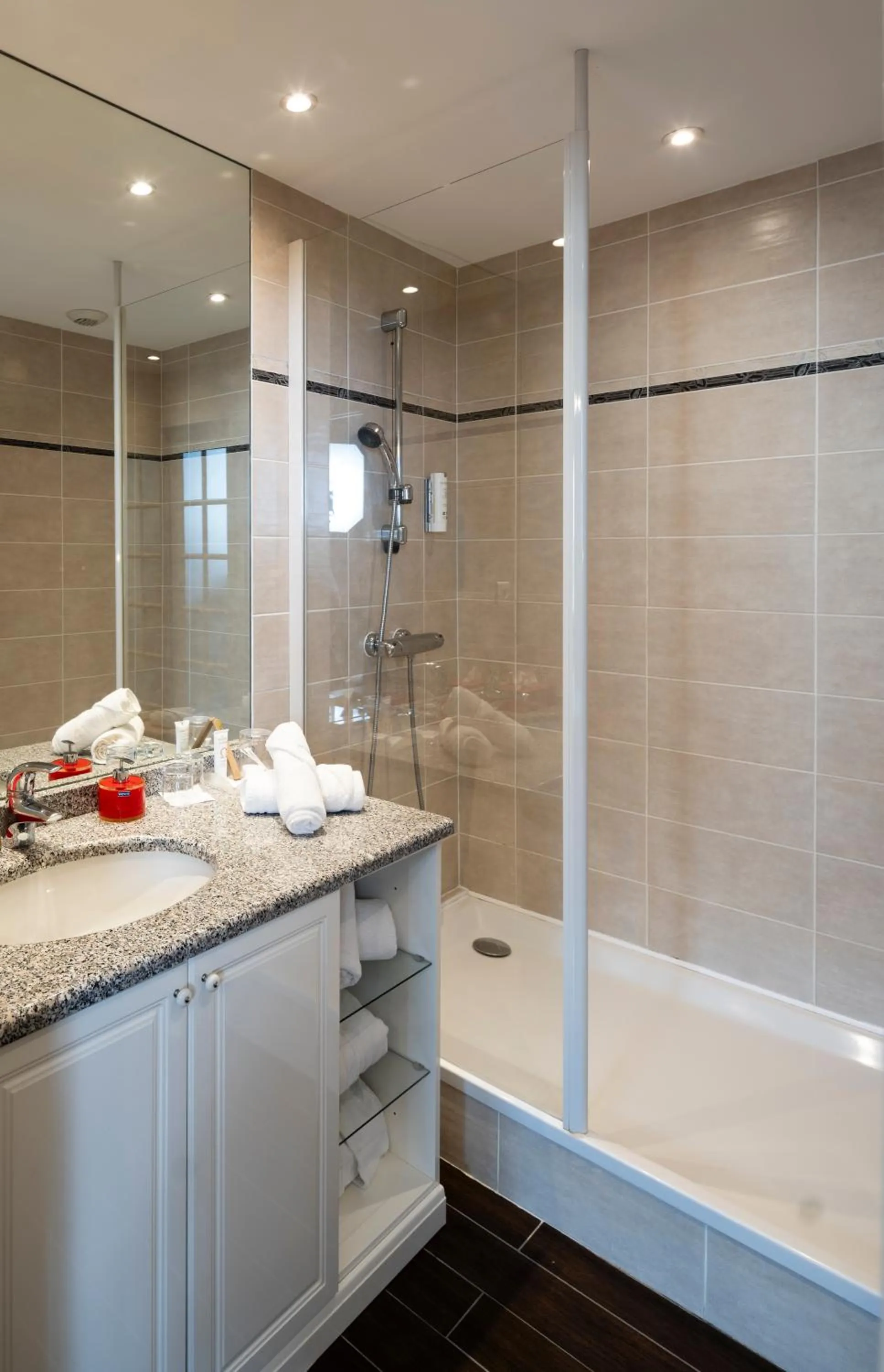 Shower in Hôtel Beau Rivage Condrieu