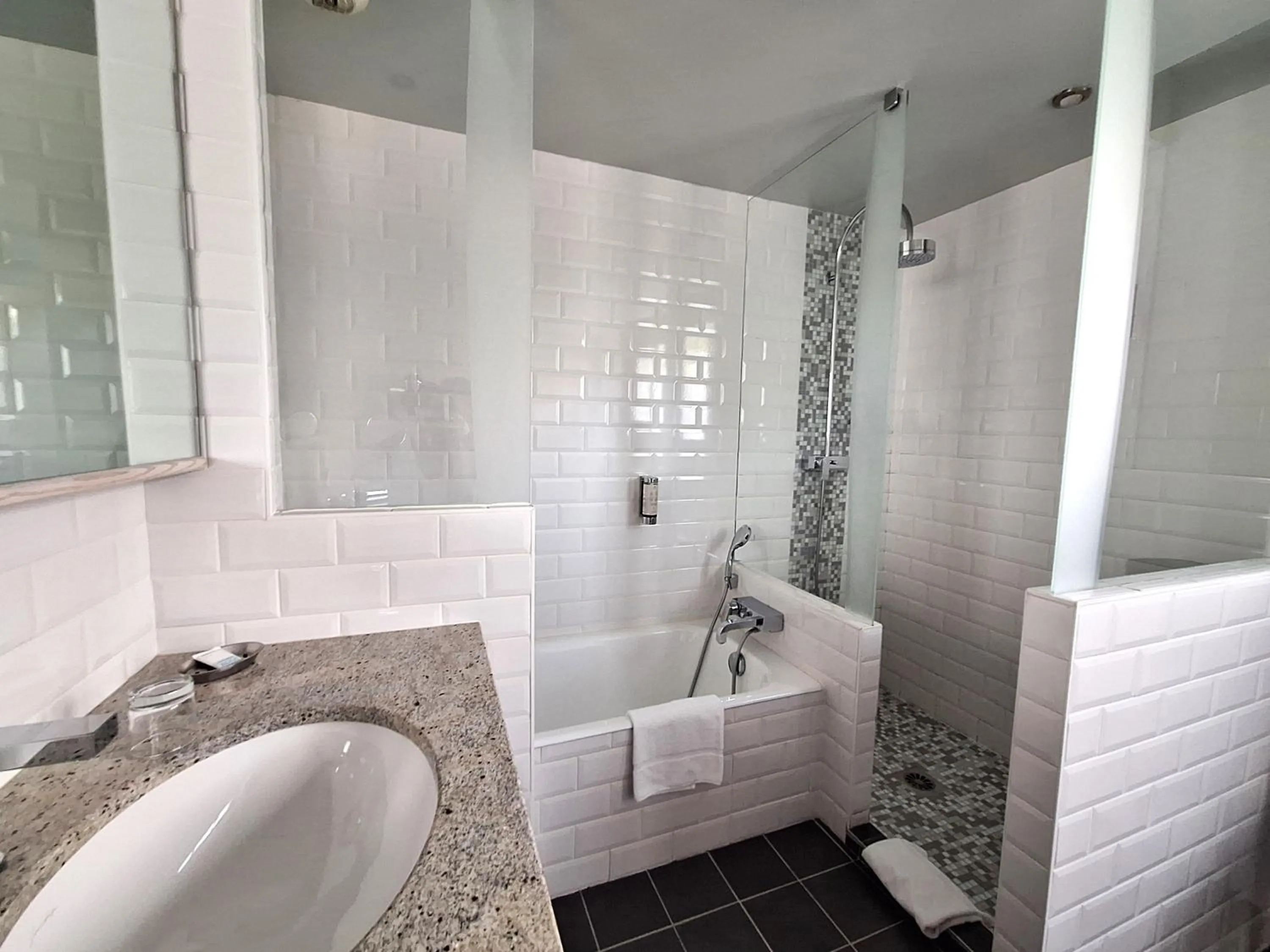 Shower in Domaine du Limonay, The Originals Collection