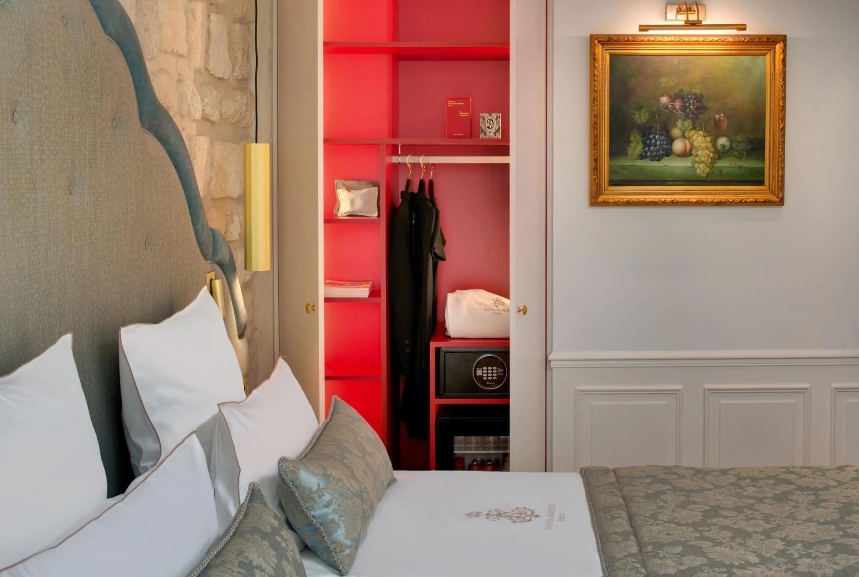 Bed in Hôtel Kleber Paris & Spa