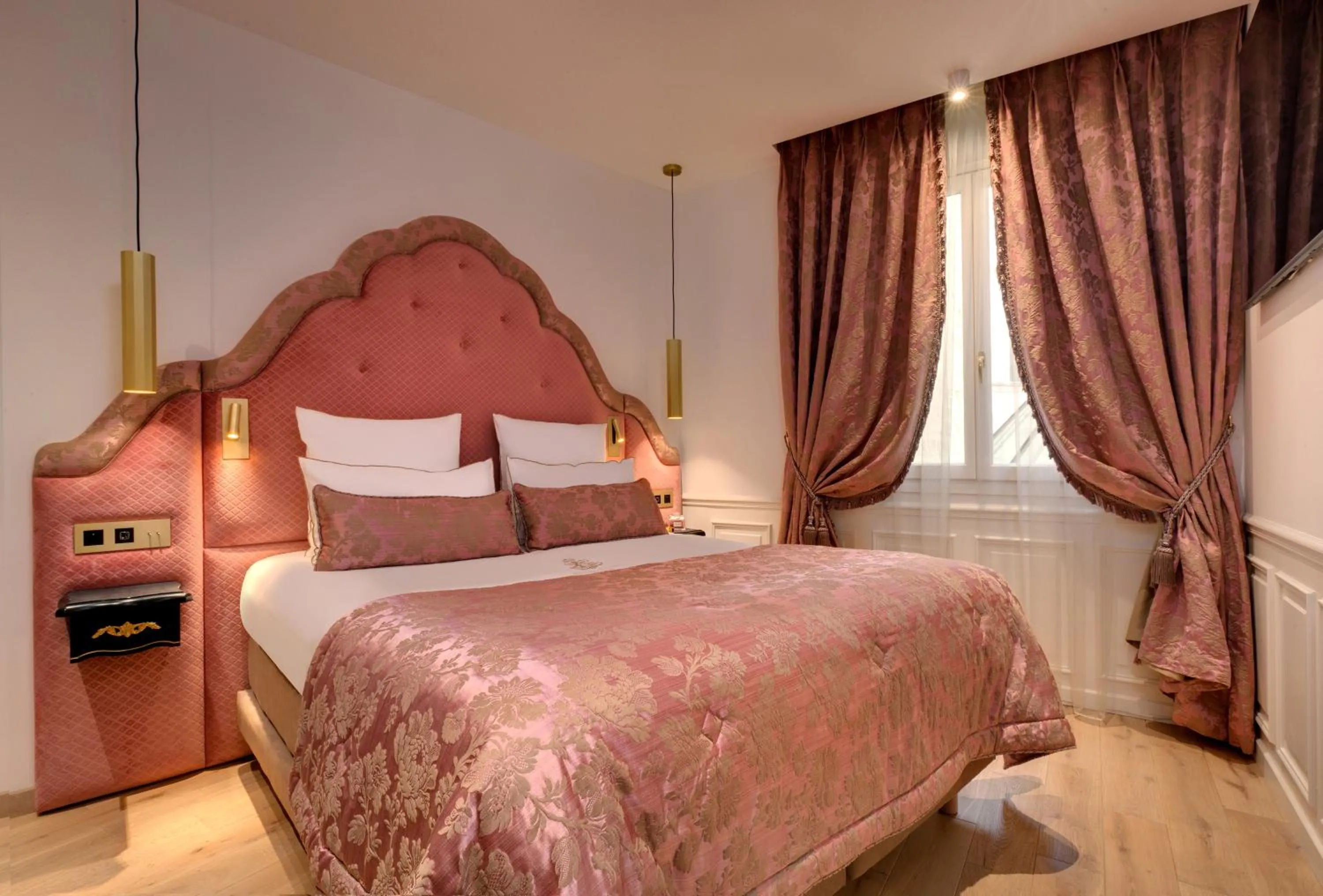 Bed in Hôtel Kleber Paris & Spa