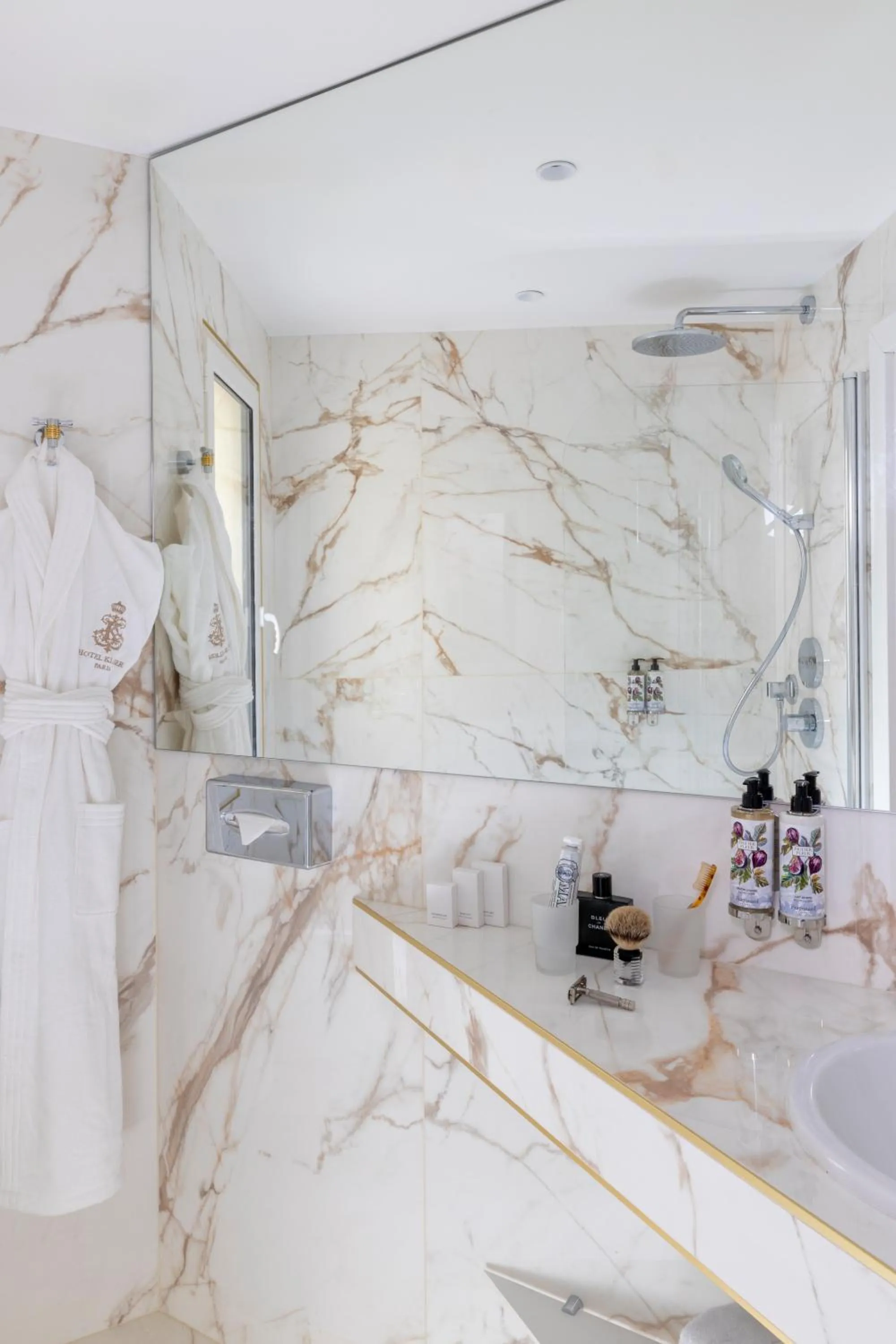 Shower in Hôtel Kleber Paris & Spa