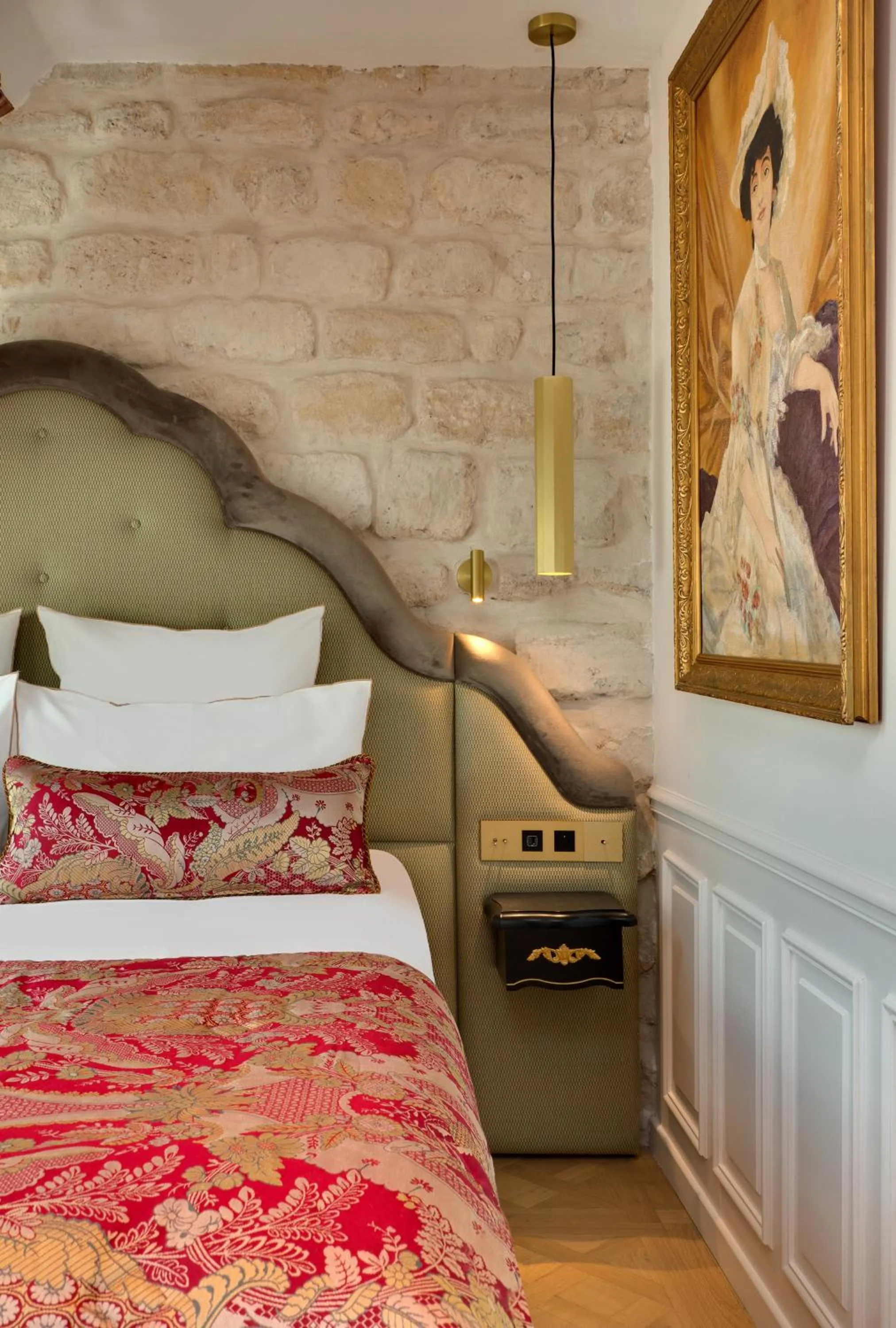 Bed in Hôtel Kleber Paris & Spa