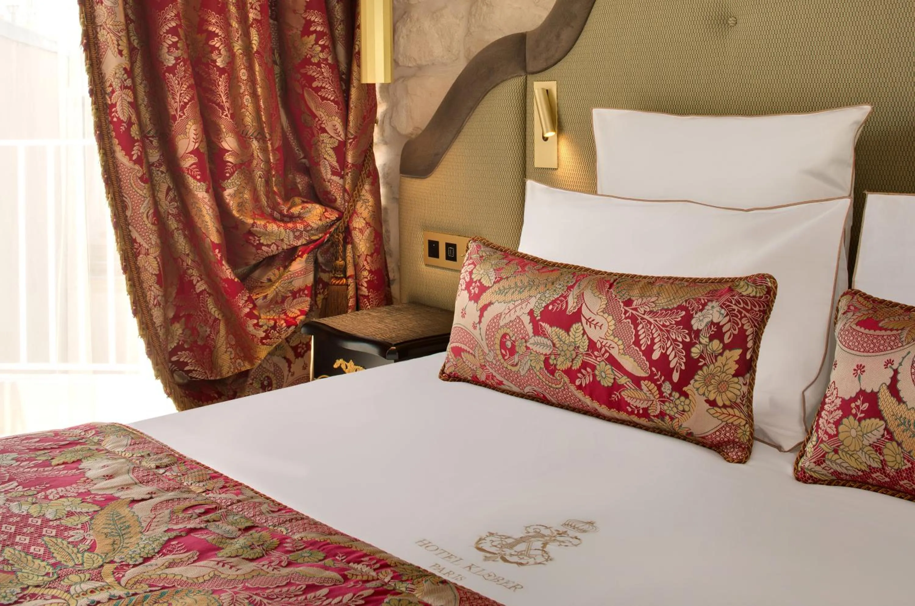 Bed in Hôtel Kleber Paris & Spa