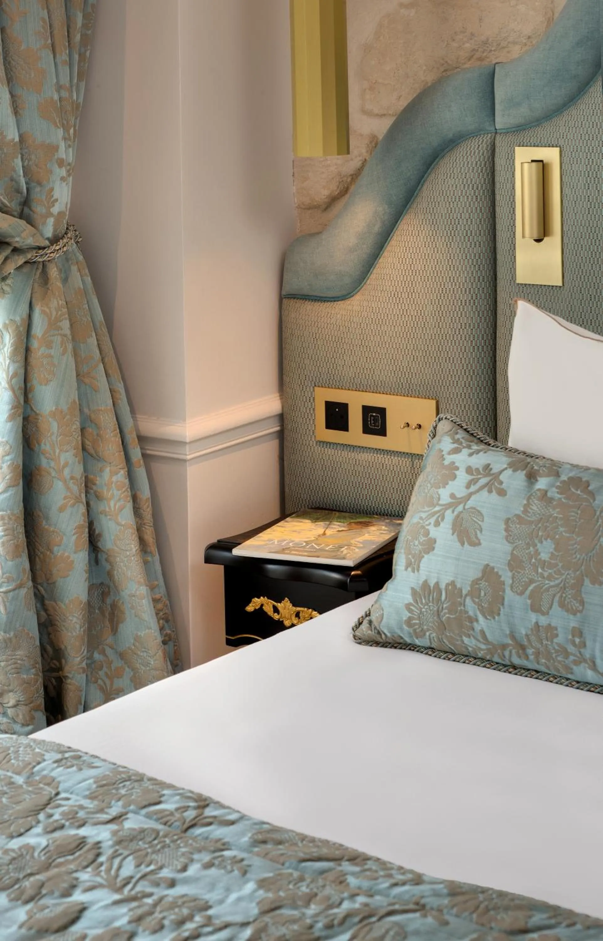 Bed in Hôtel Kleber Paris & Spa