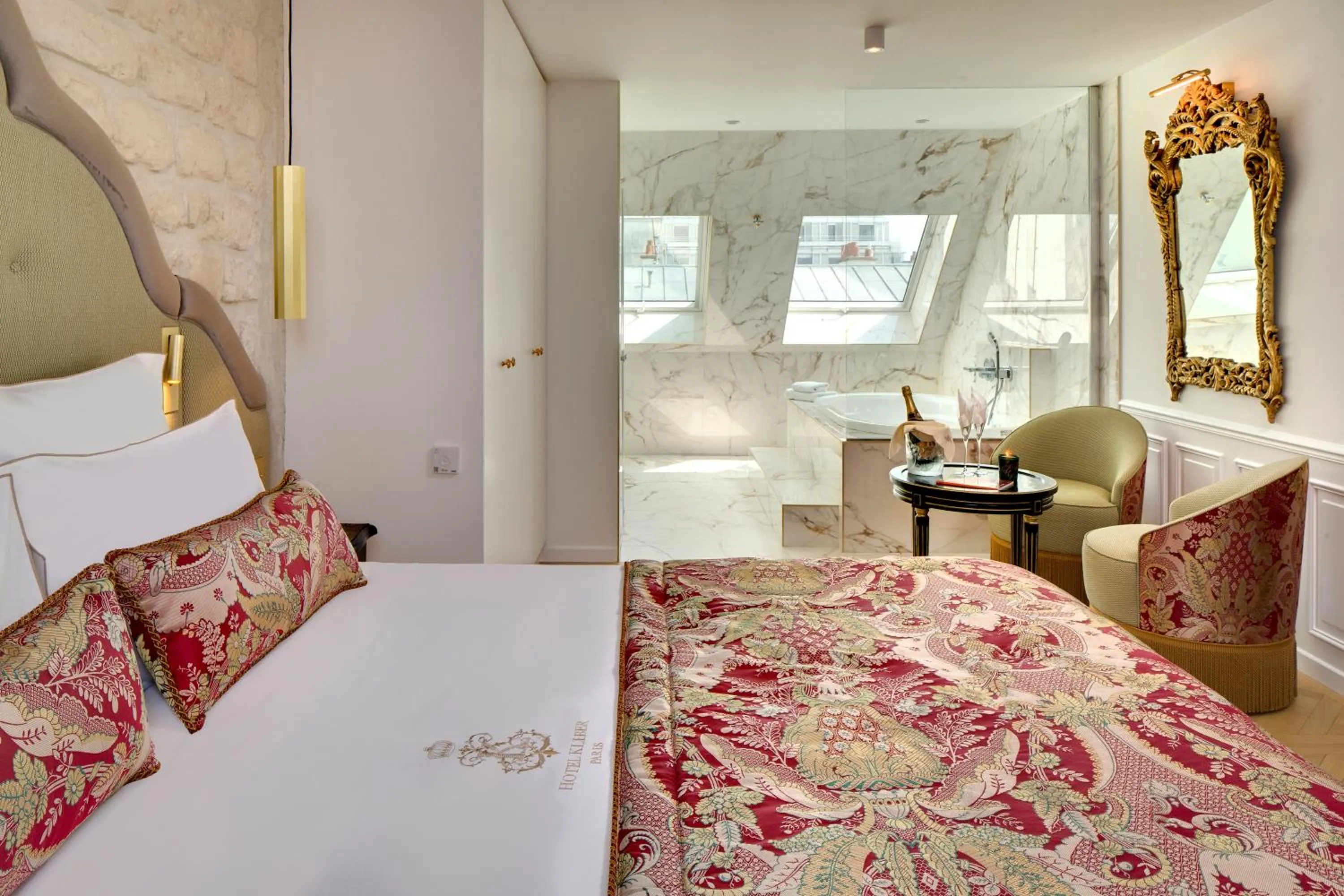 Bed in Hôtel Kleber Paris & Spa