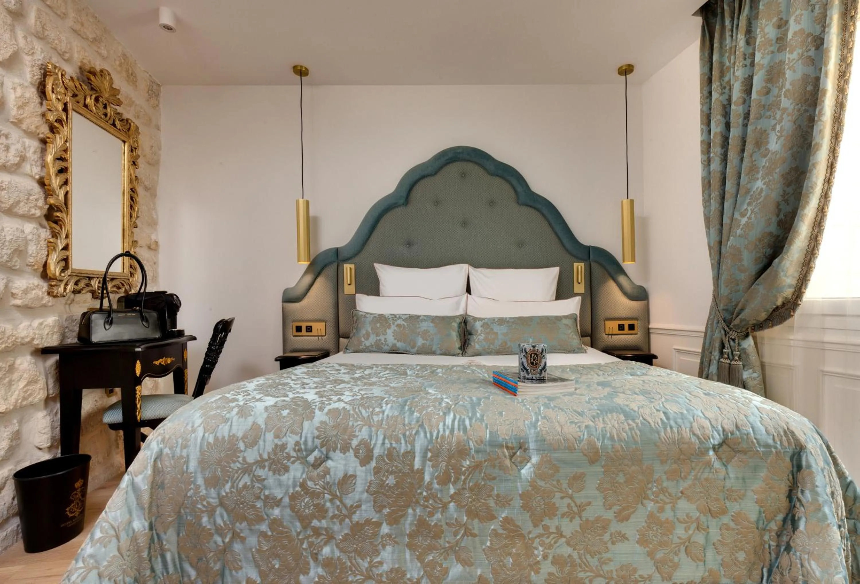 Bed in Hôtel Kleber Paris & Spa