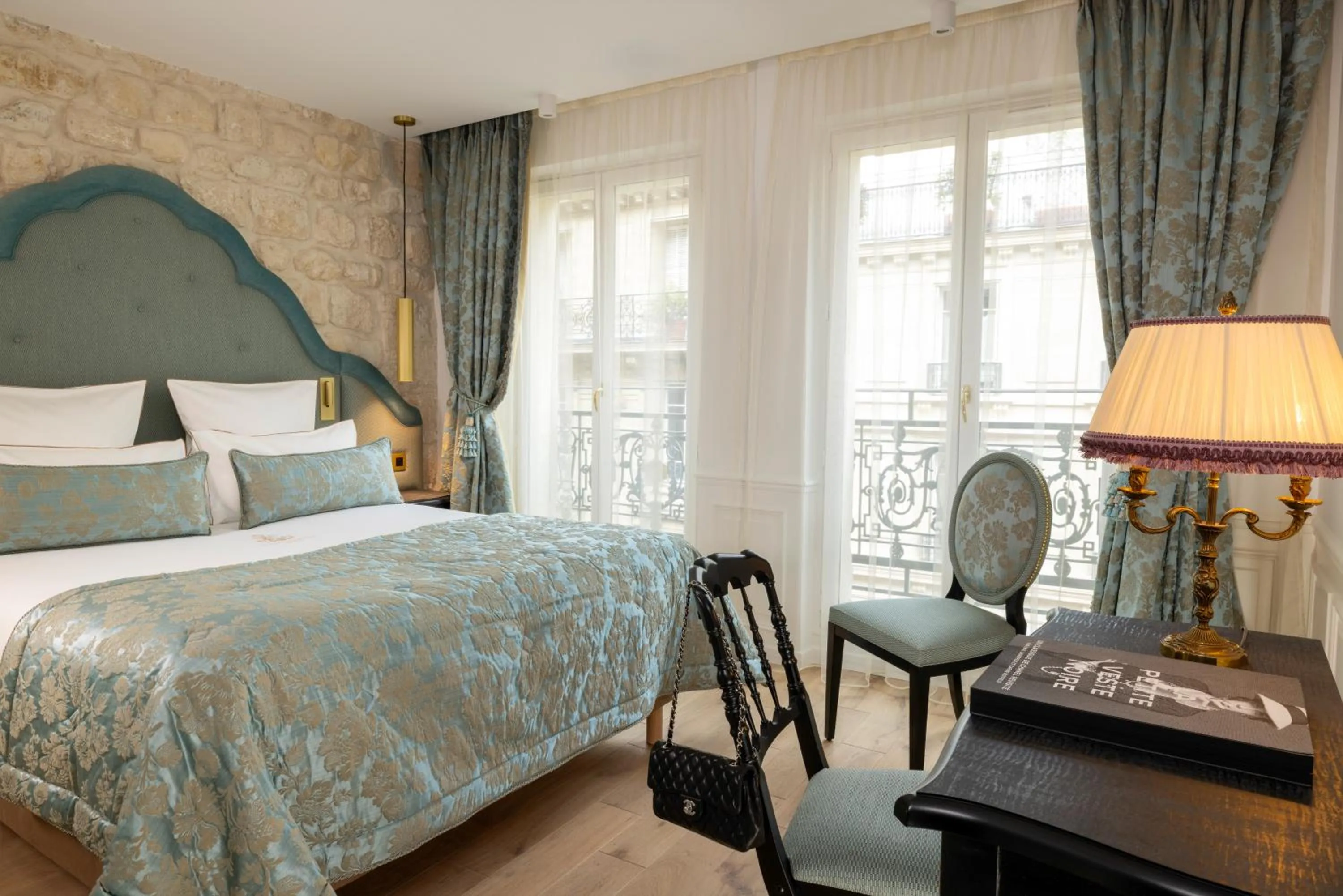 Bed in Hôtel Kleber Paris & Spa