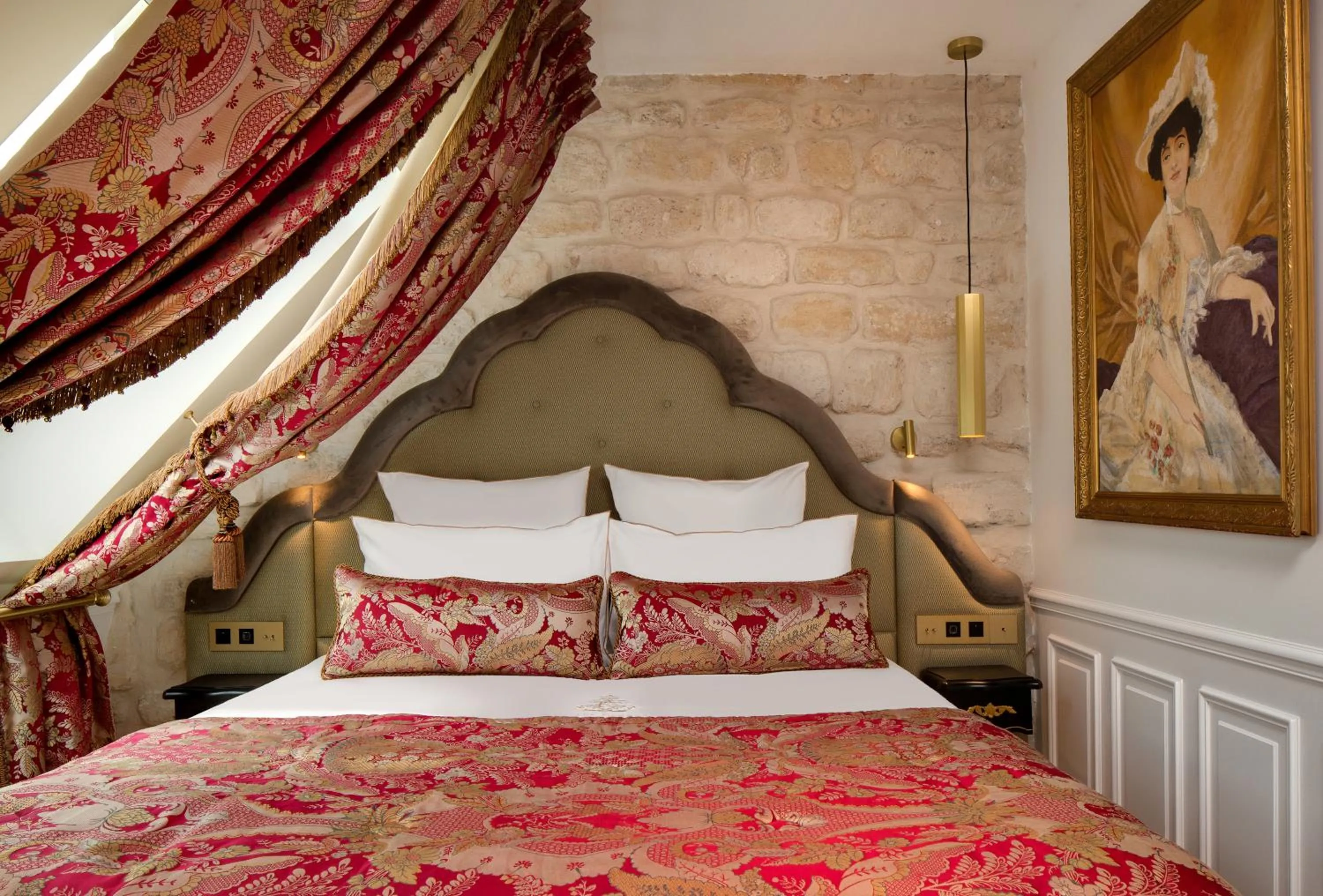 Bed in Hôtel Kleber Paris & Spa