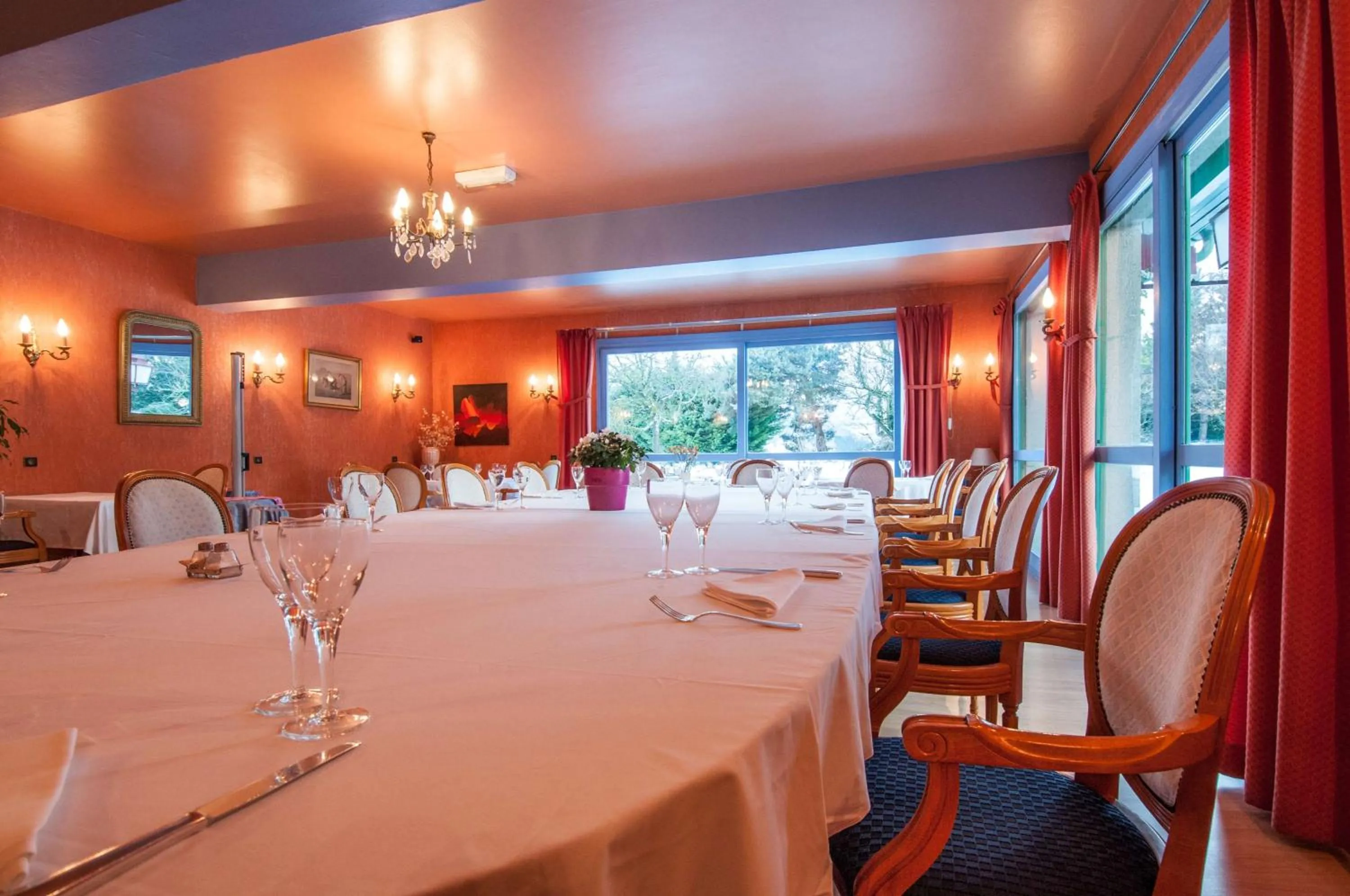 Restaurant/places to eat in Brit Hotel Florimont