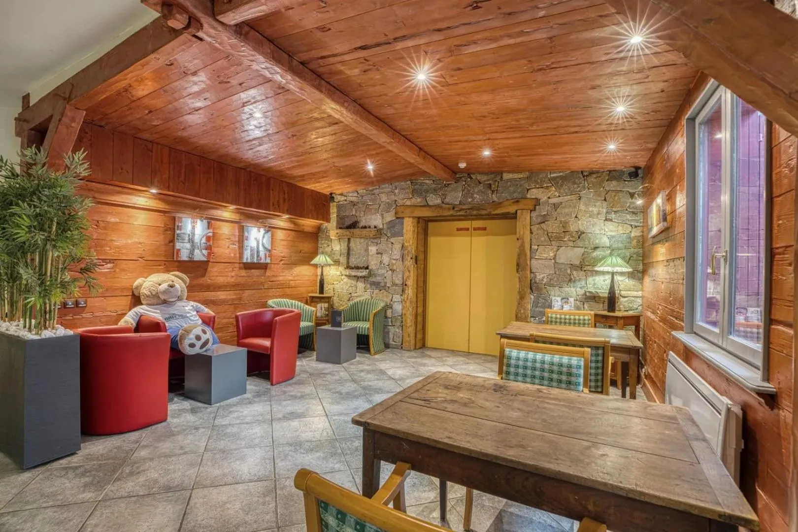 Lobby or reception in Brit Hotel Florimont