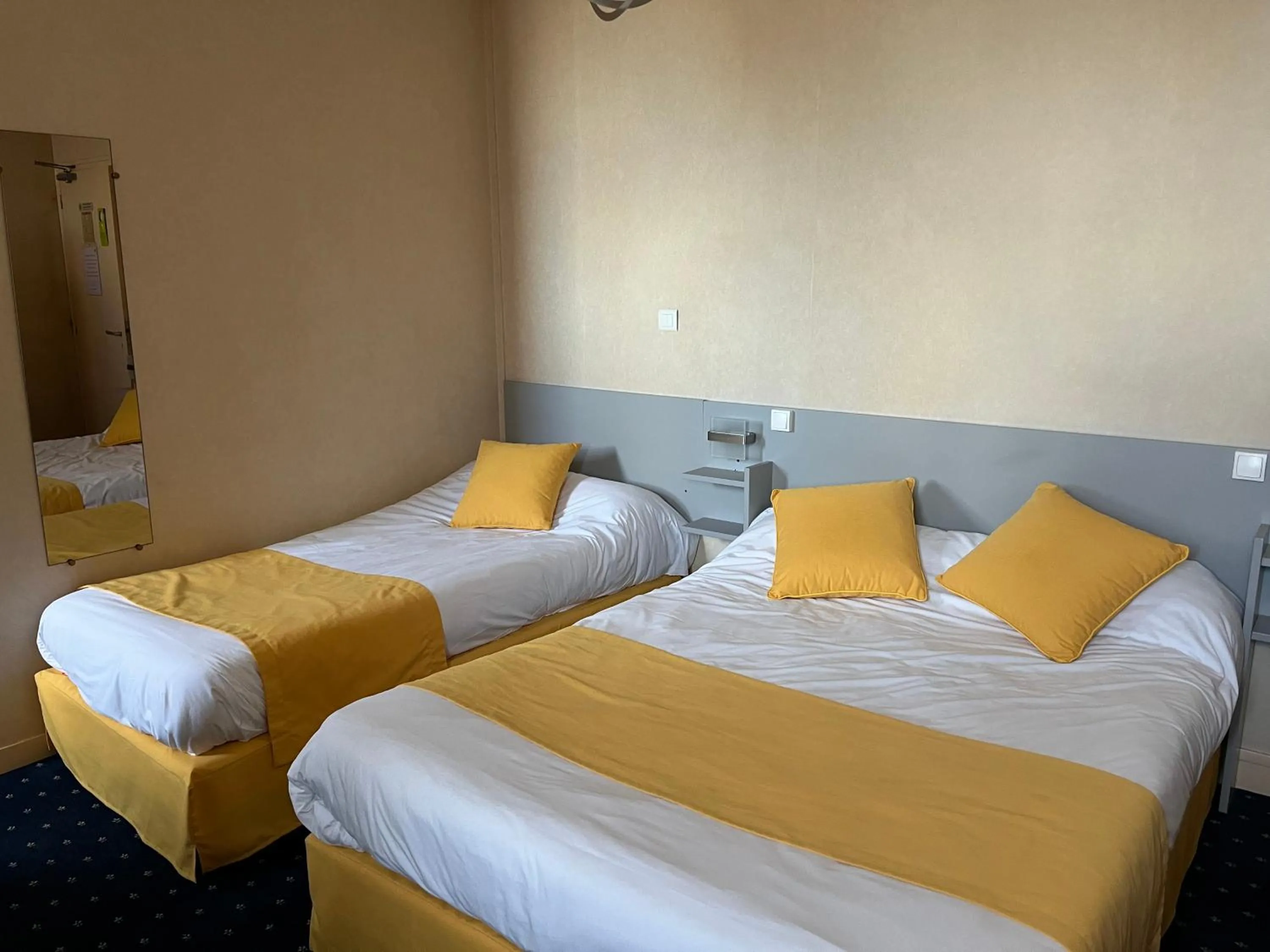 Bed in Logis Hôtel & Restaurant de la Barque