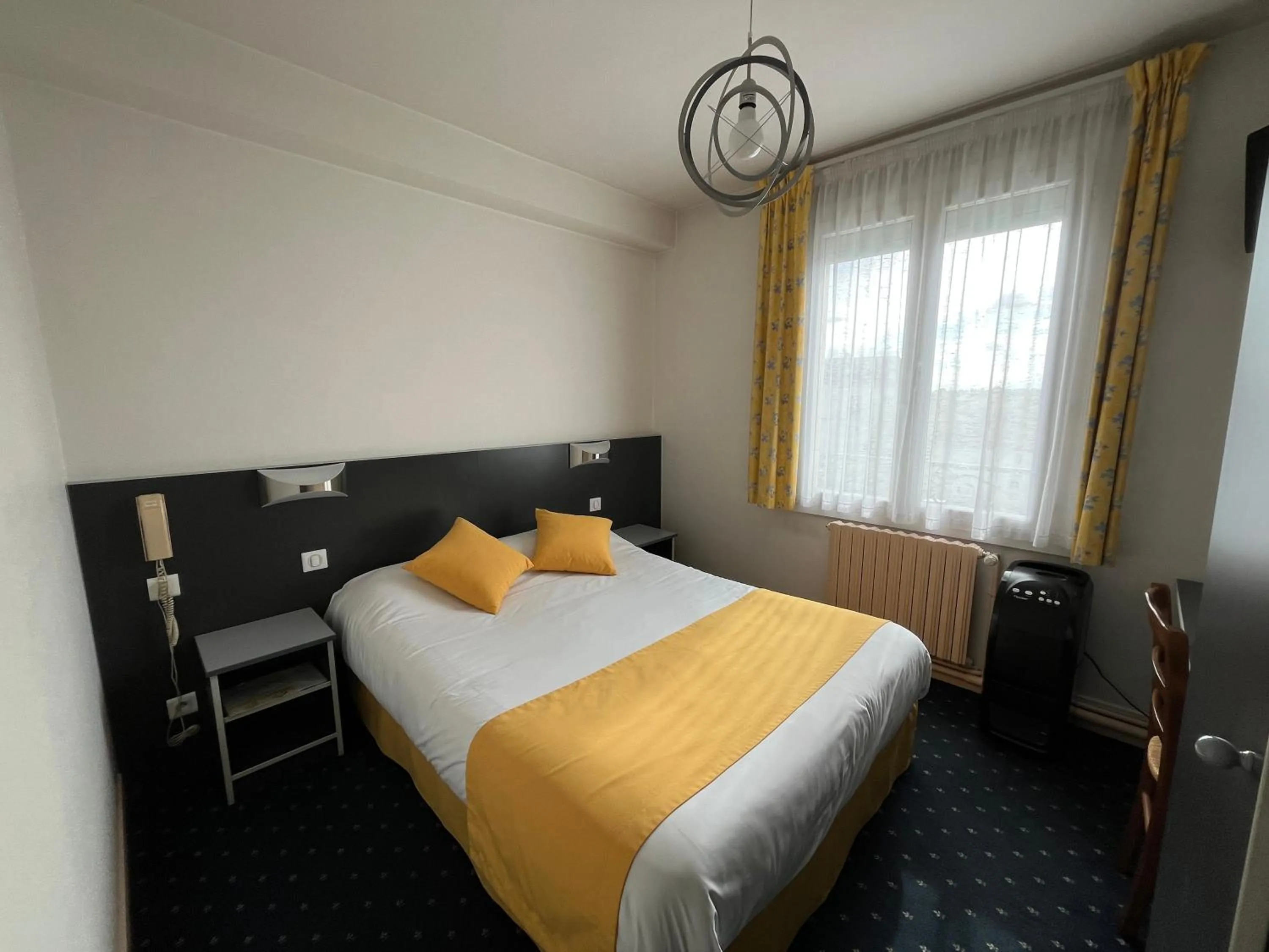 Bed in Logis Hôtel & Restaurant de la Barque