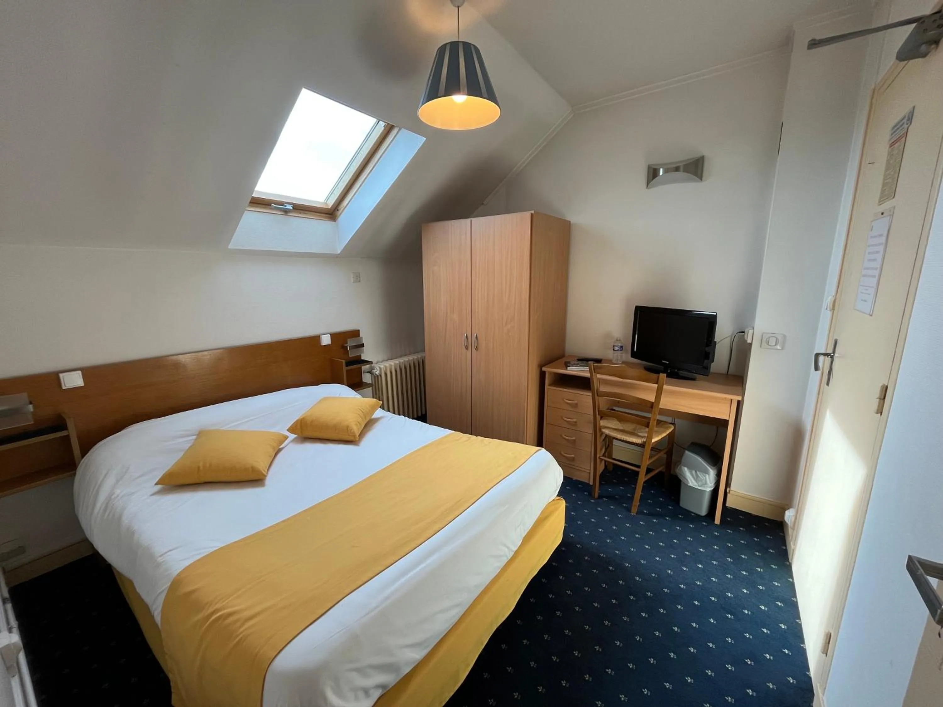 Bed in Logis Hôtel & Restaurant de la Barque