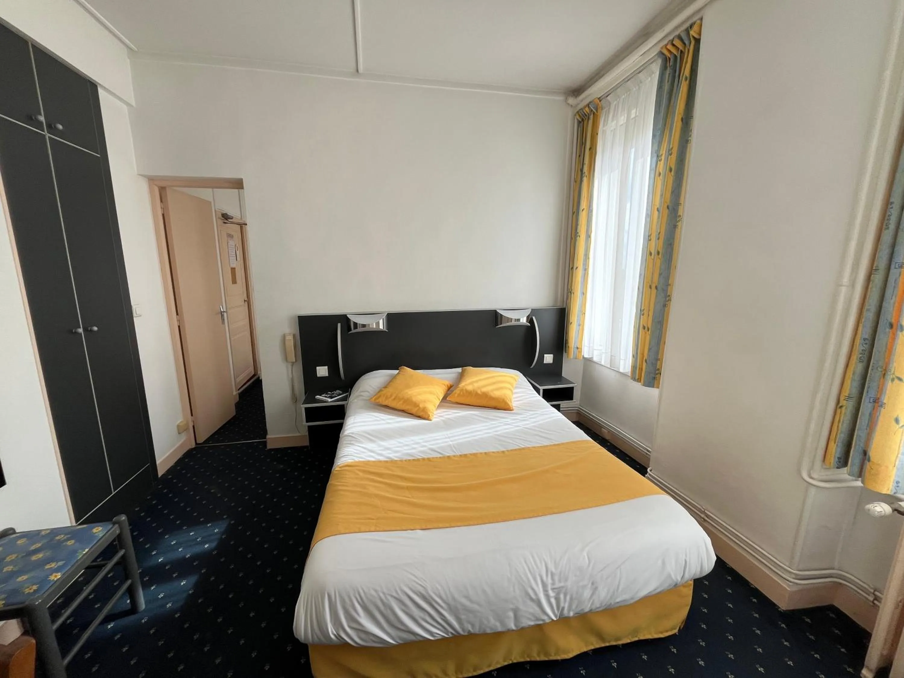 Bed in Logis Hôtel & Restaurant de la Barque