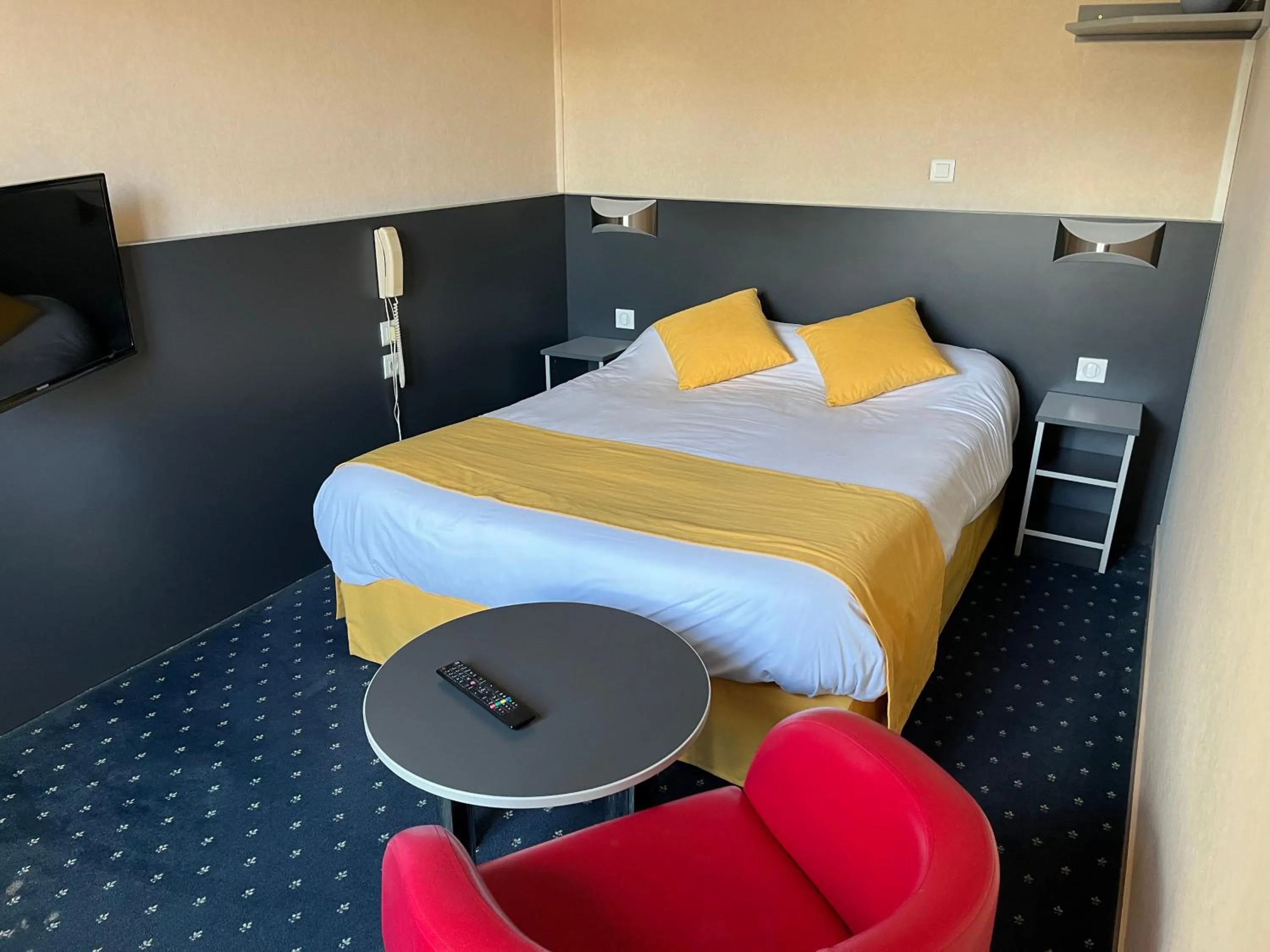 Bed in Logis Hôtel & Restaurant de la Barque