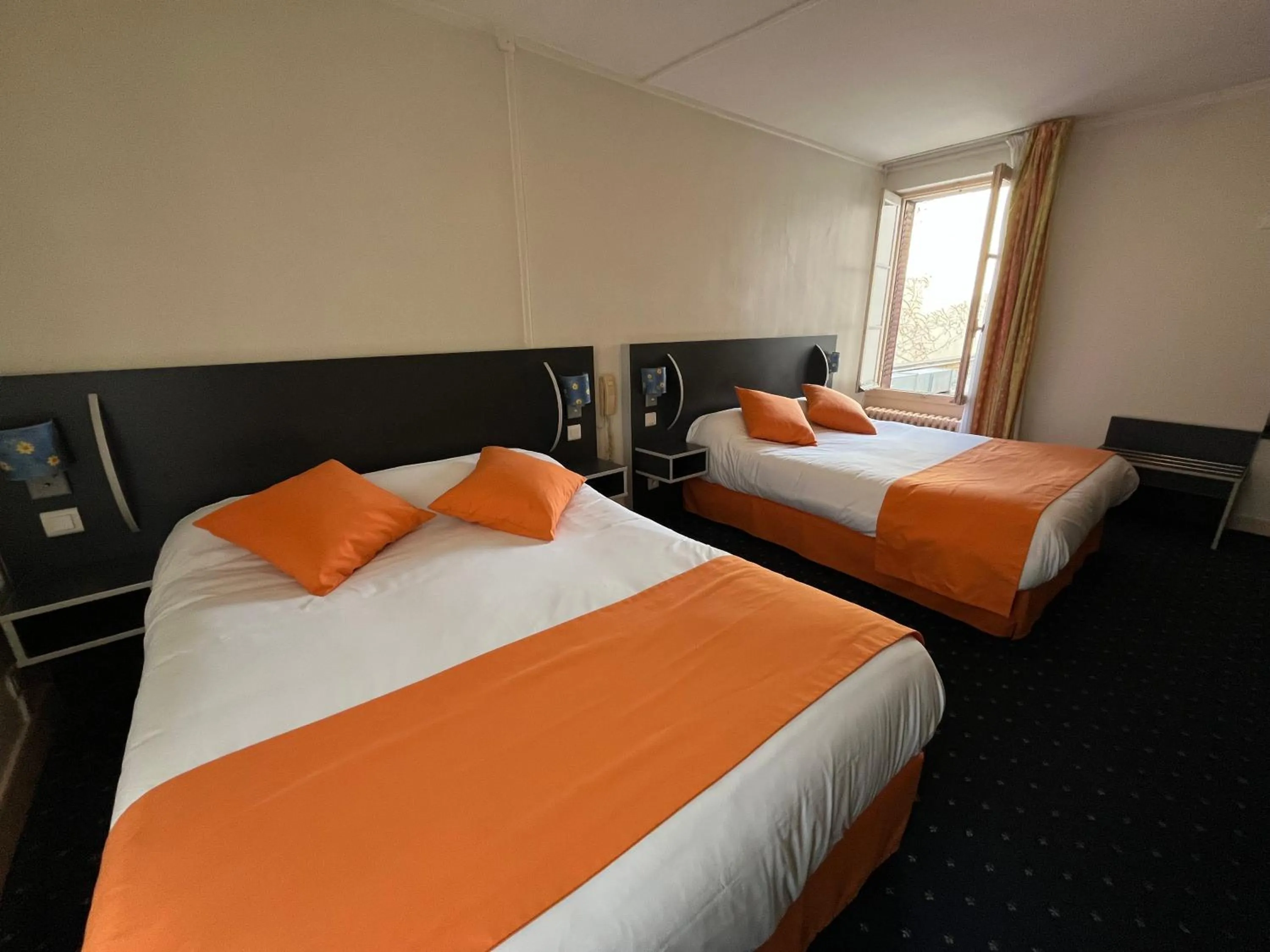 Bed in Logis Hôtel & Restaurant de la Barque