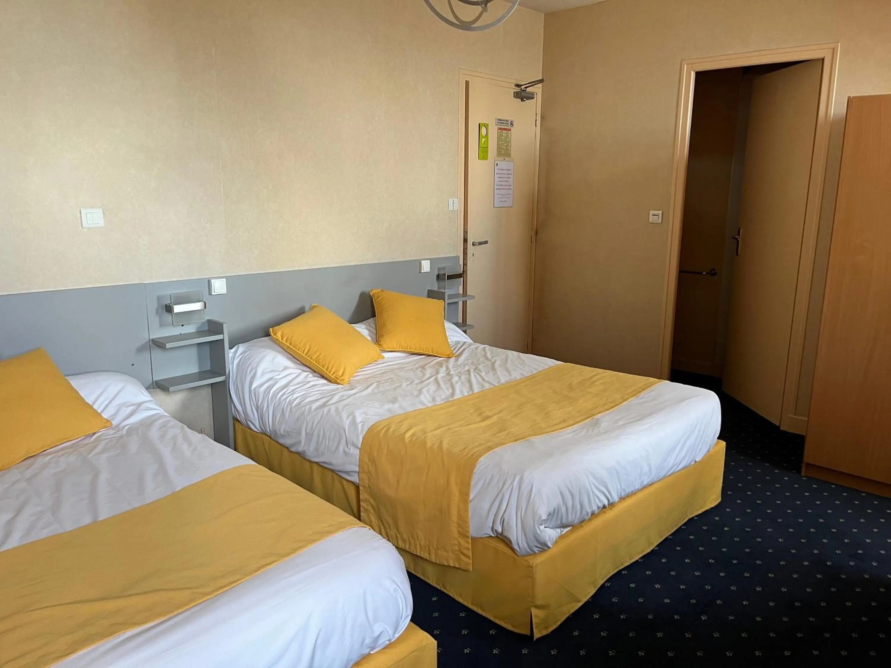 Bed in Logis Hôtel & Restaurant de la Barque