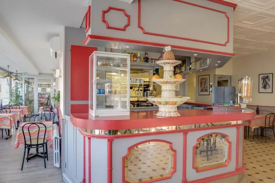 Lounge or bar in Logis Hôtel & Restaurant de la Barque