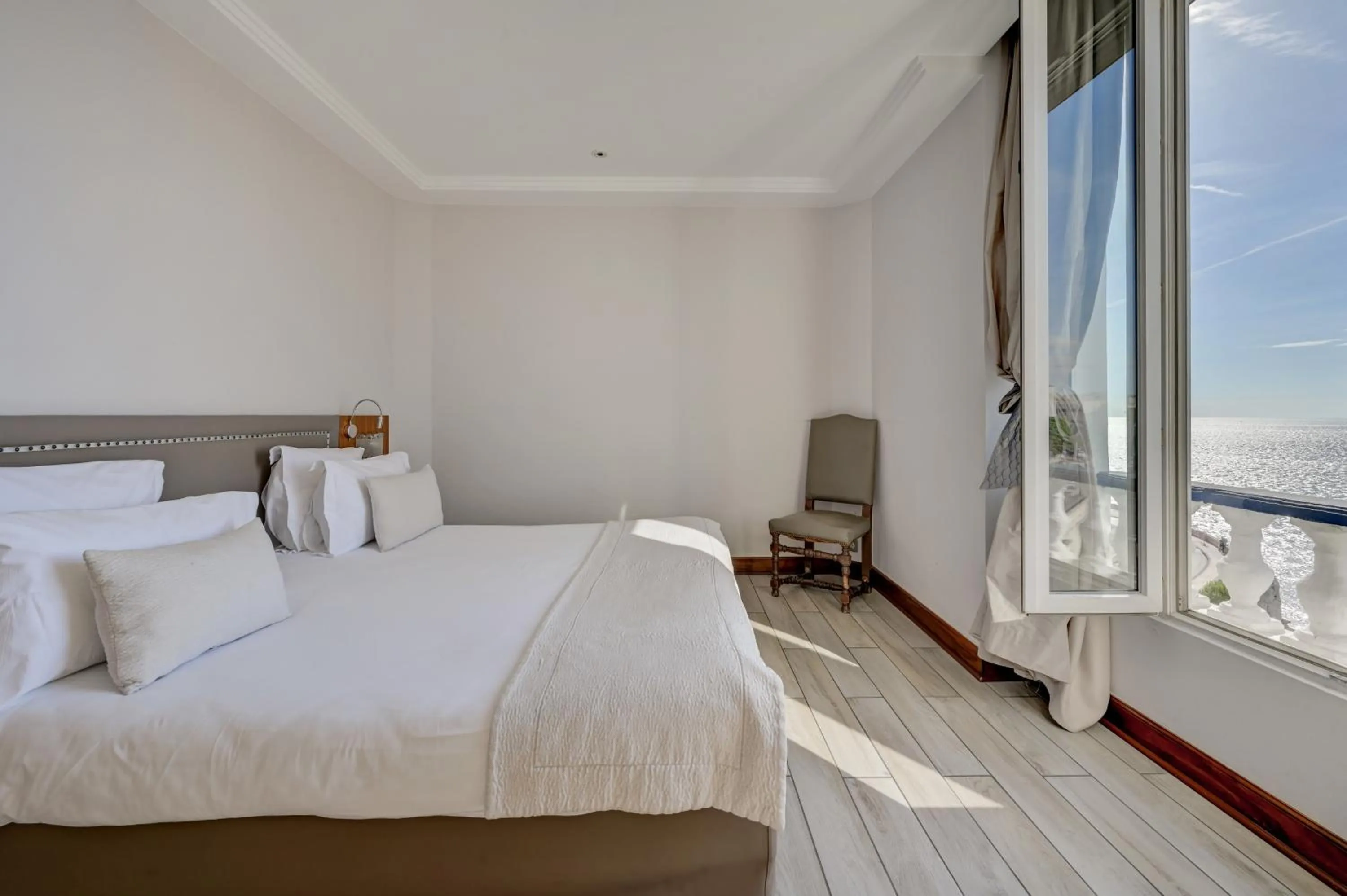 Photo of the whole room, Bed in Le Rhul