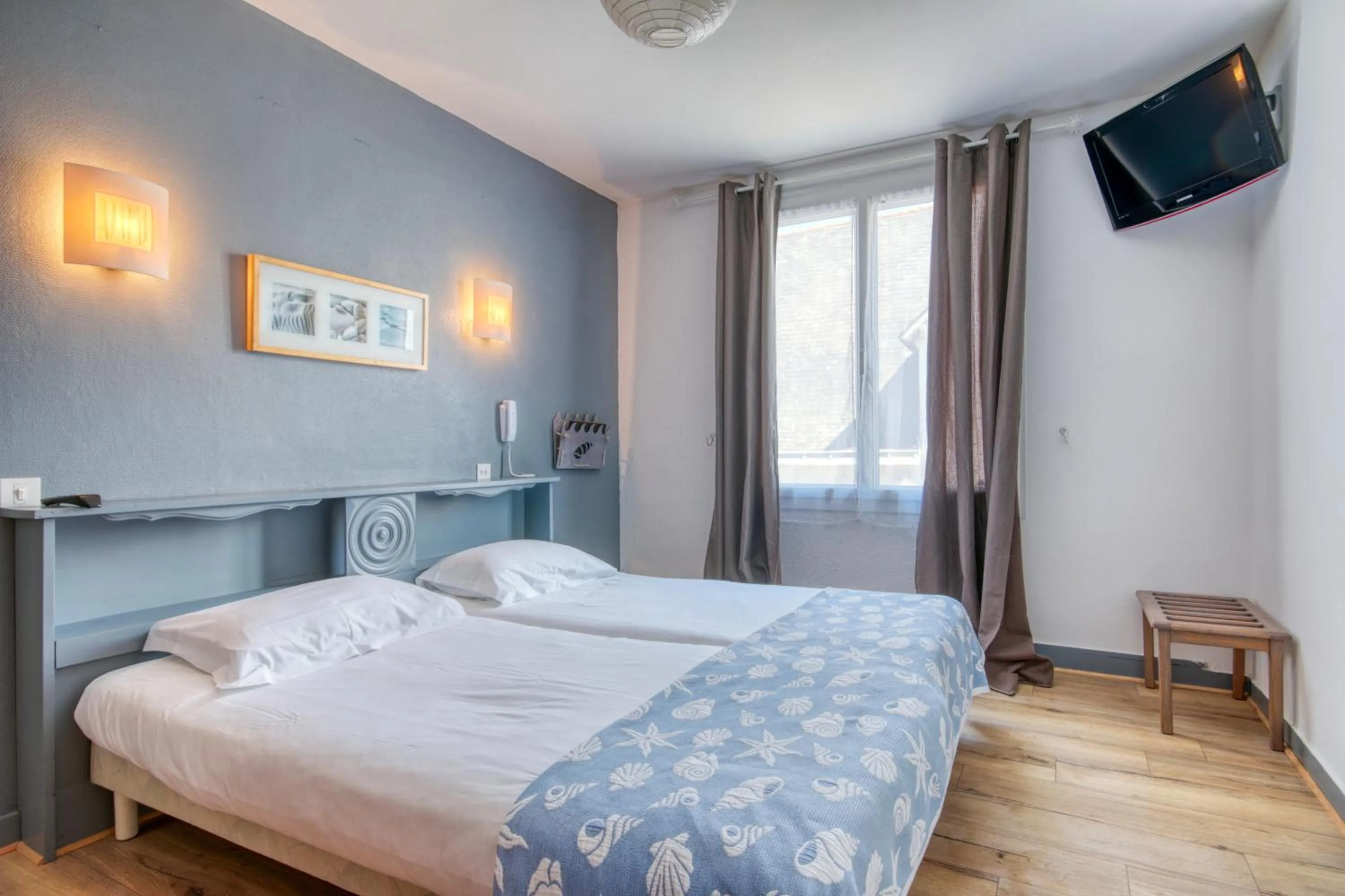 Bed in Logis Le Relais Marine