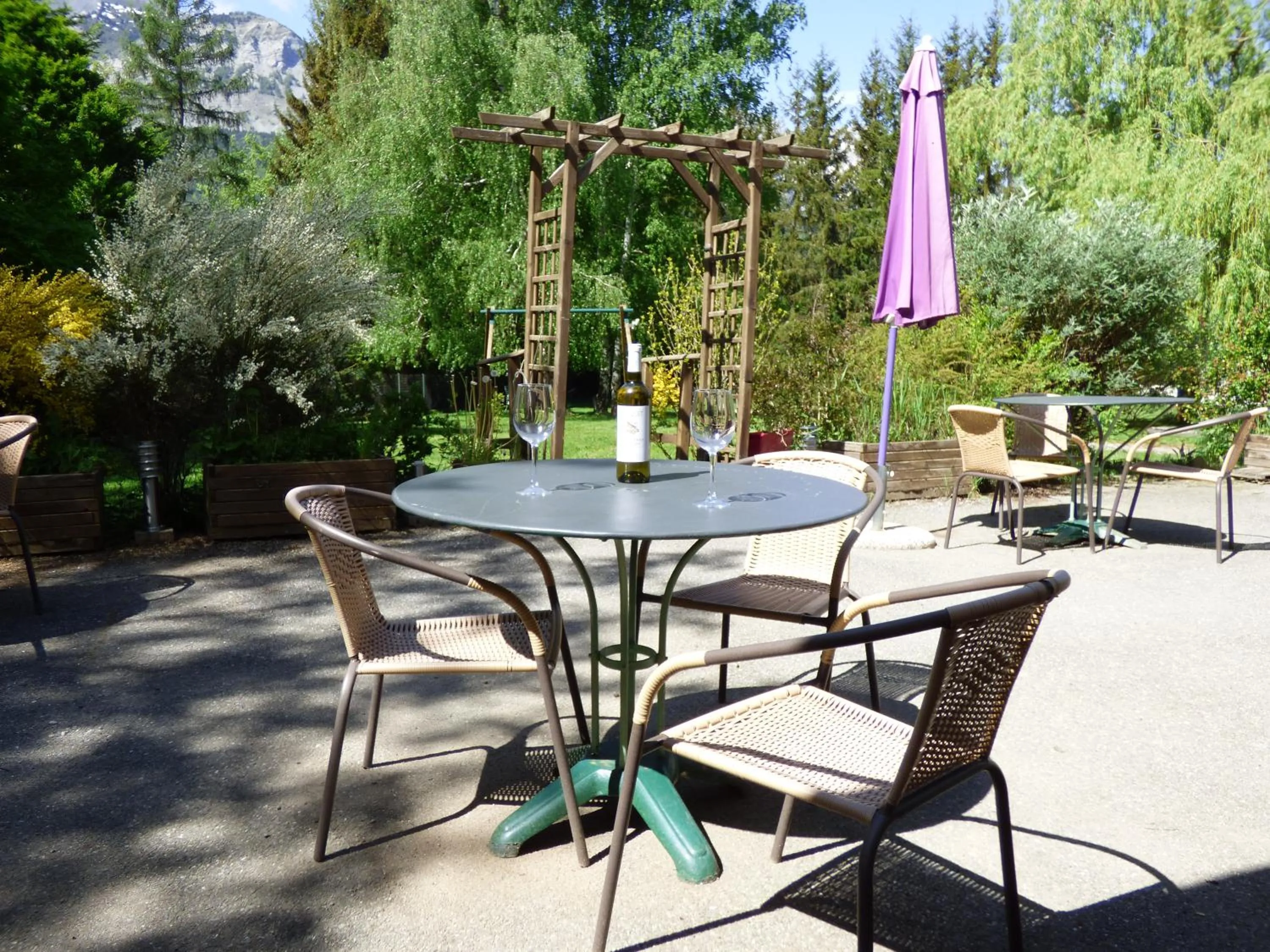 Patio in Logis Hôtels La Crémaillère
