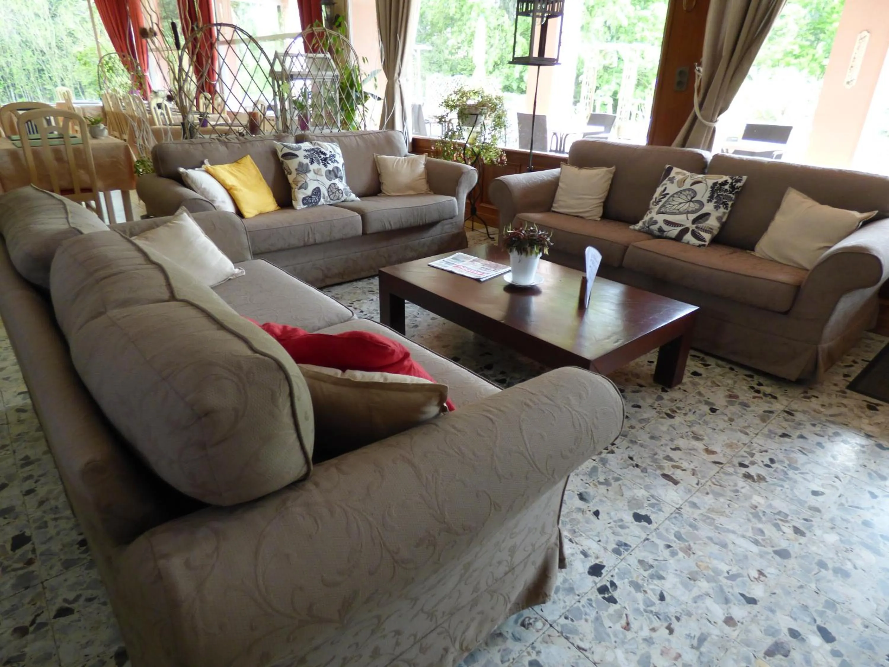 Living room in Logis Hôtels La Crémaillère