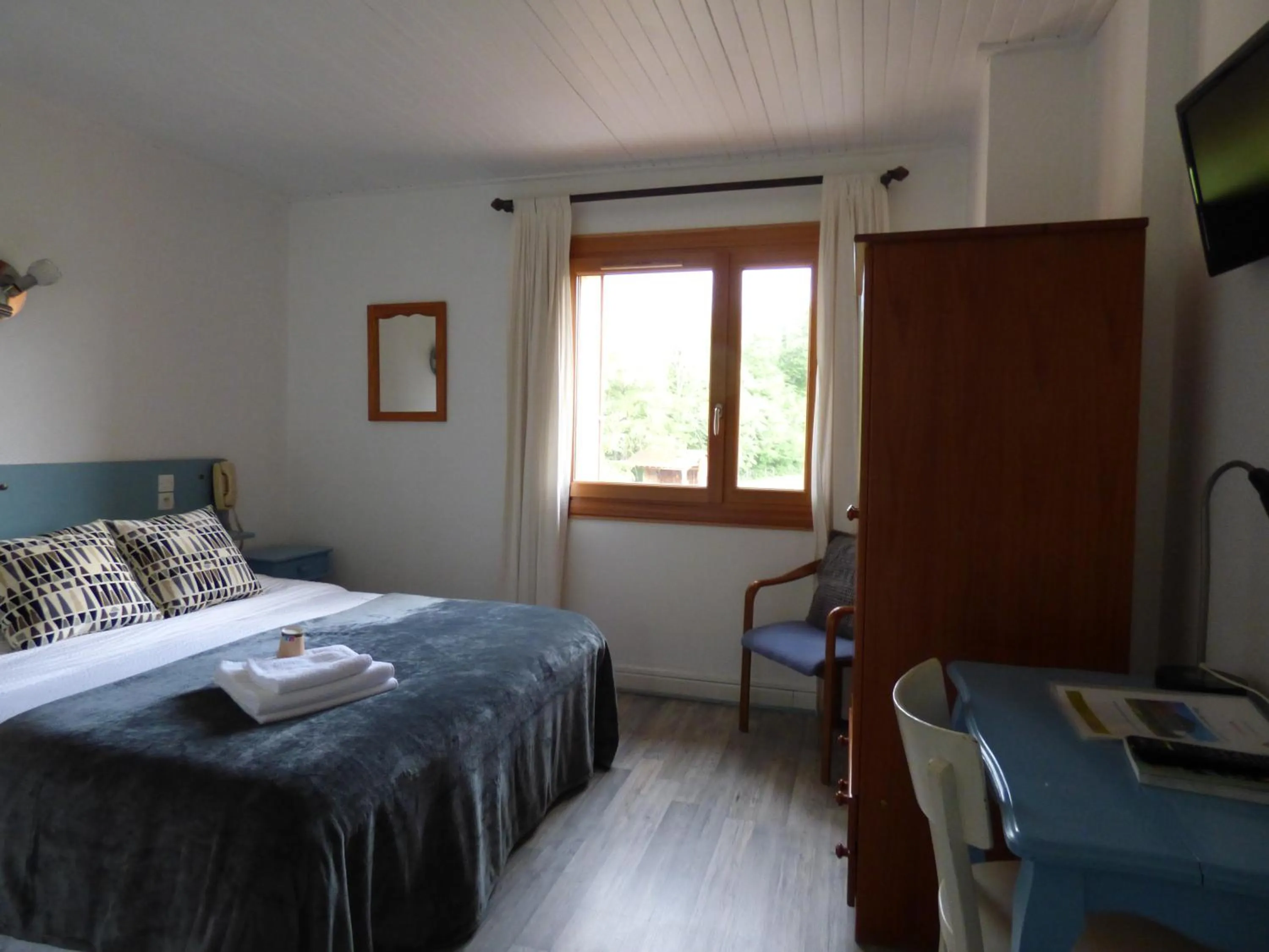 Bed in Logis Hôtels La Crémaillère