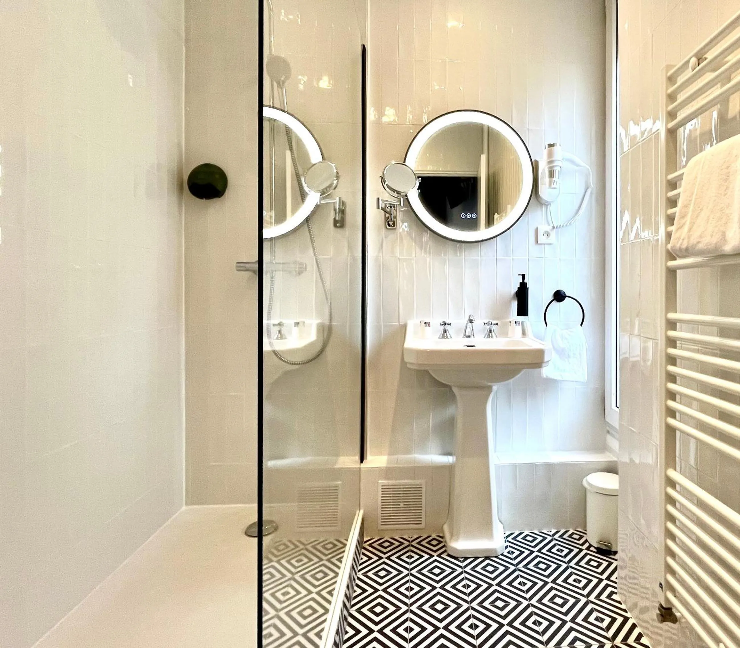 Shower in Hôtel Odessa Montparnasse