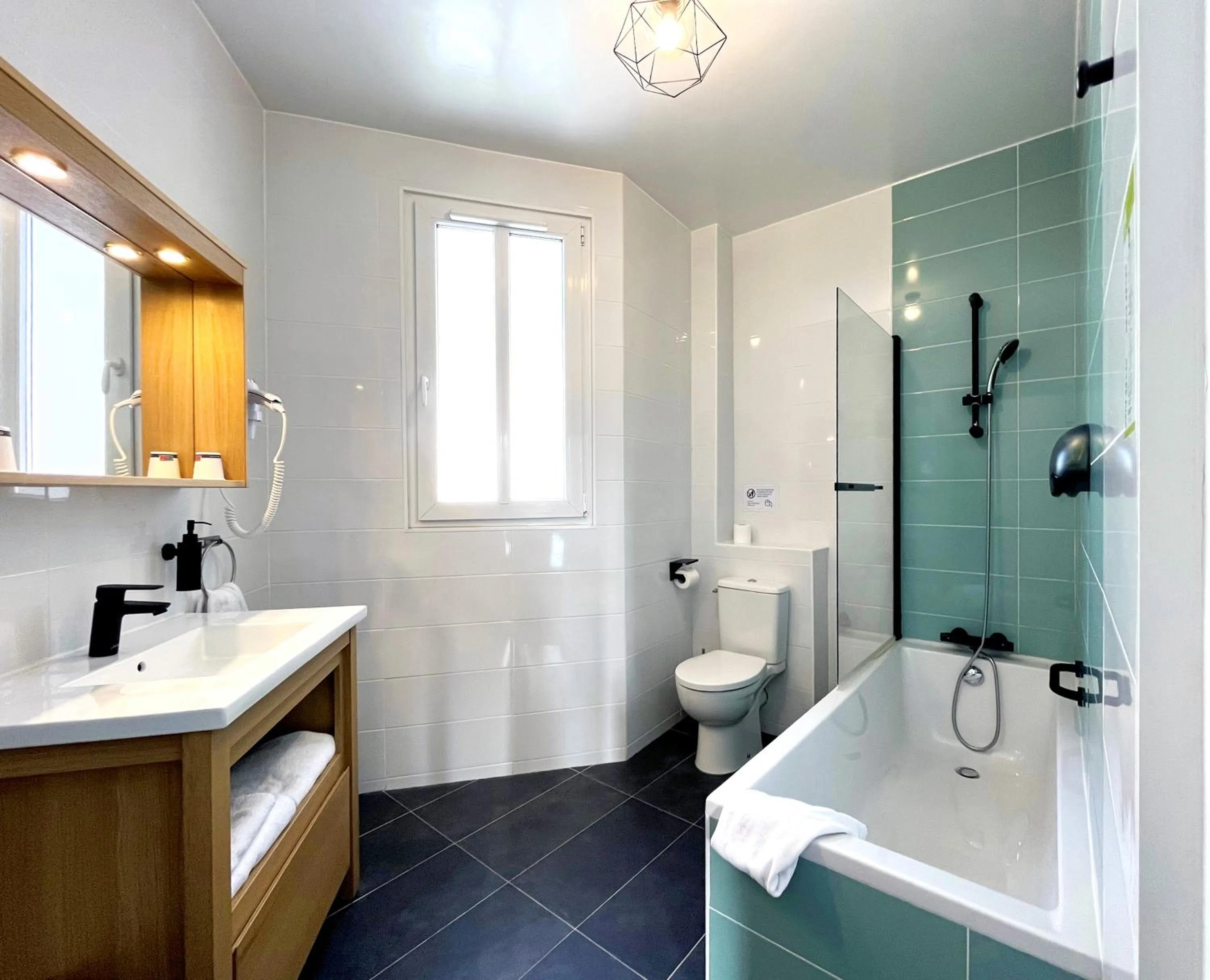 Shower in Hôtel Odessa Montparnasse