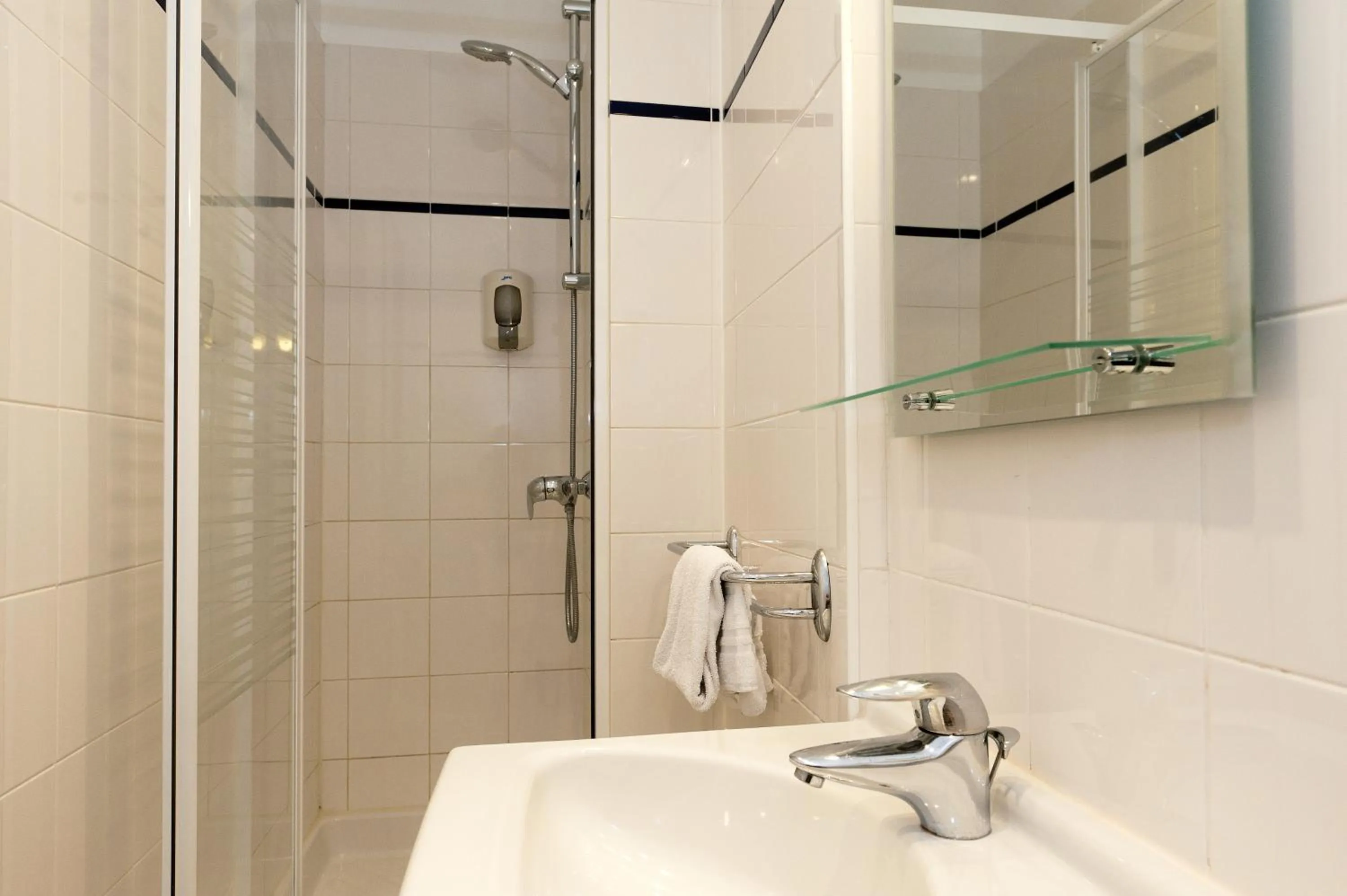 Bathroom in Hôtel Odessa Montparnasse