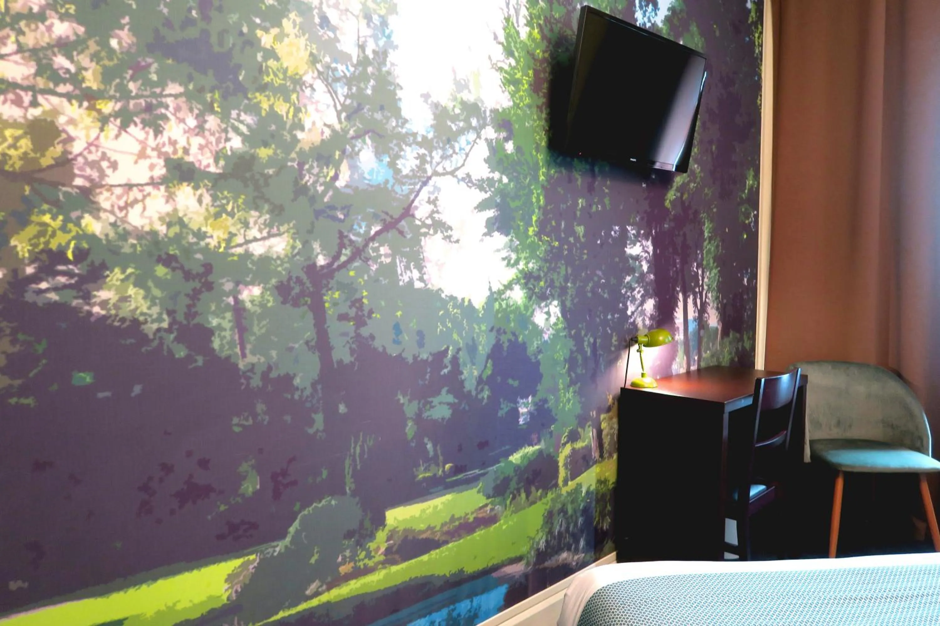 TV and multimedia in Hôtel Odessa Montparnasse