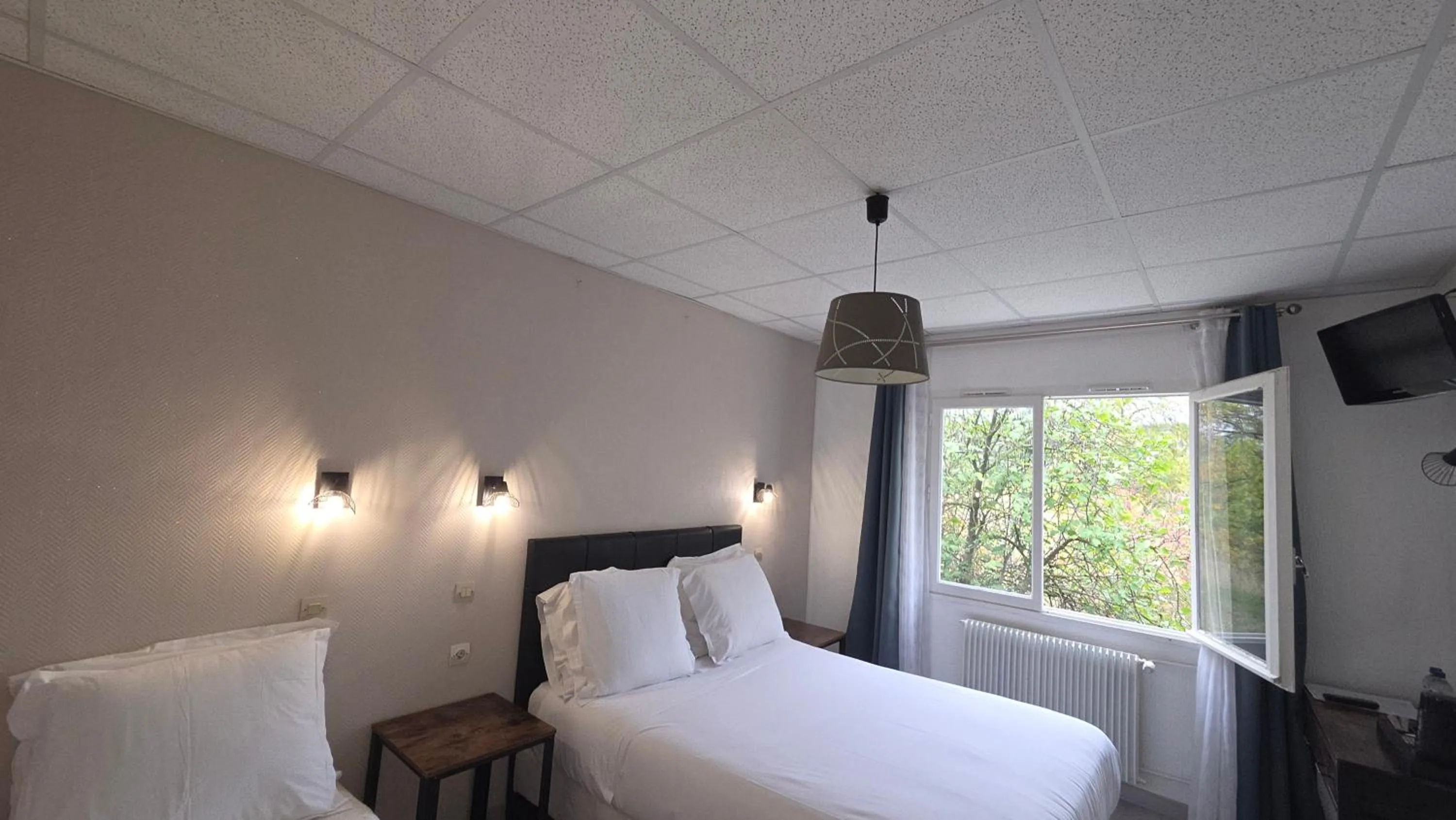 Bed in Hôtel Restaurant Mas Le Châtelet