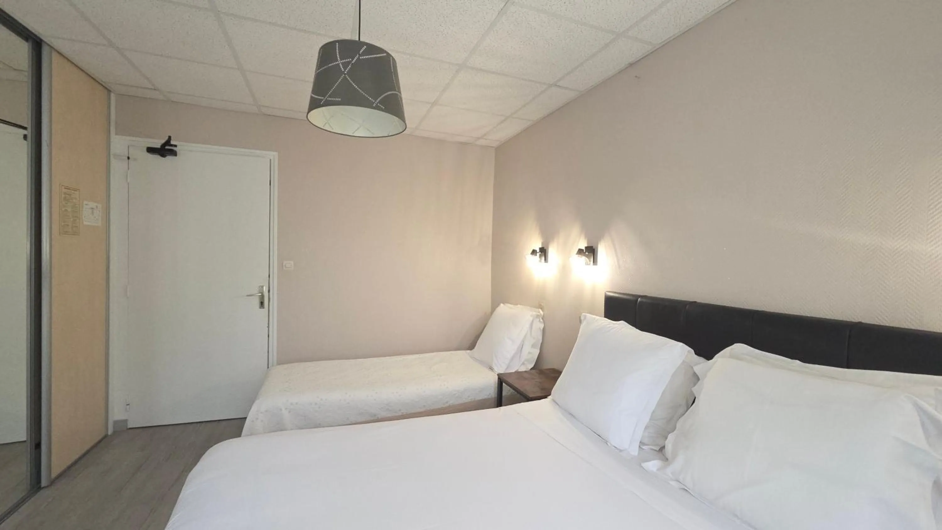 Bed in Hôtel Restaurant Mas Le Châtelet