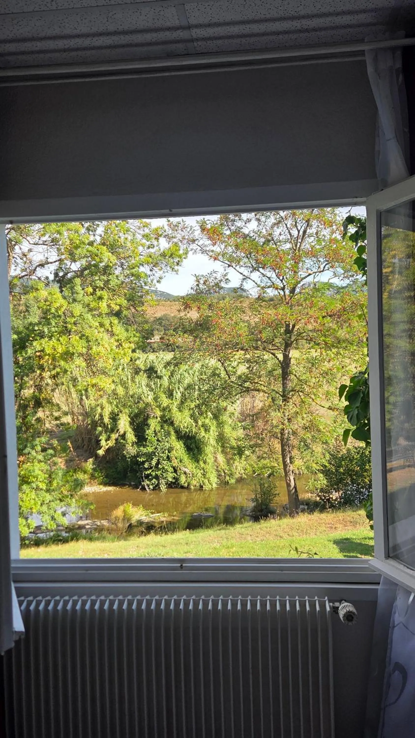 Natural landscape in Hôtel Restaurant Mas Le Châtelet
