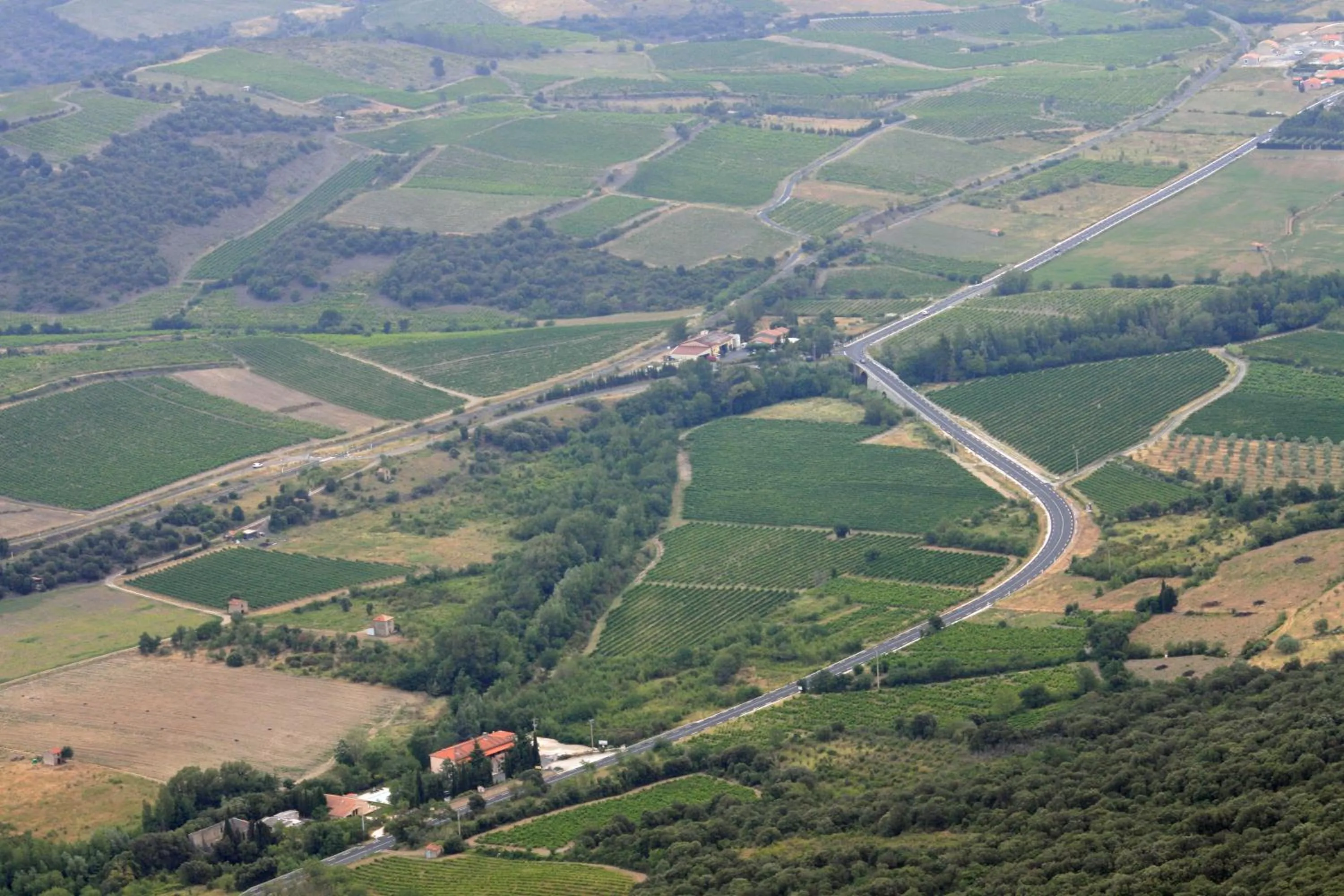 Natural landscape in Hôtel Restaurant Mas Le Châtelet