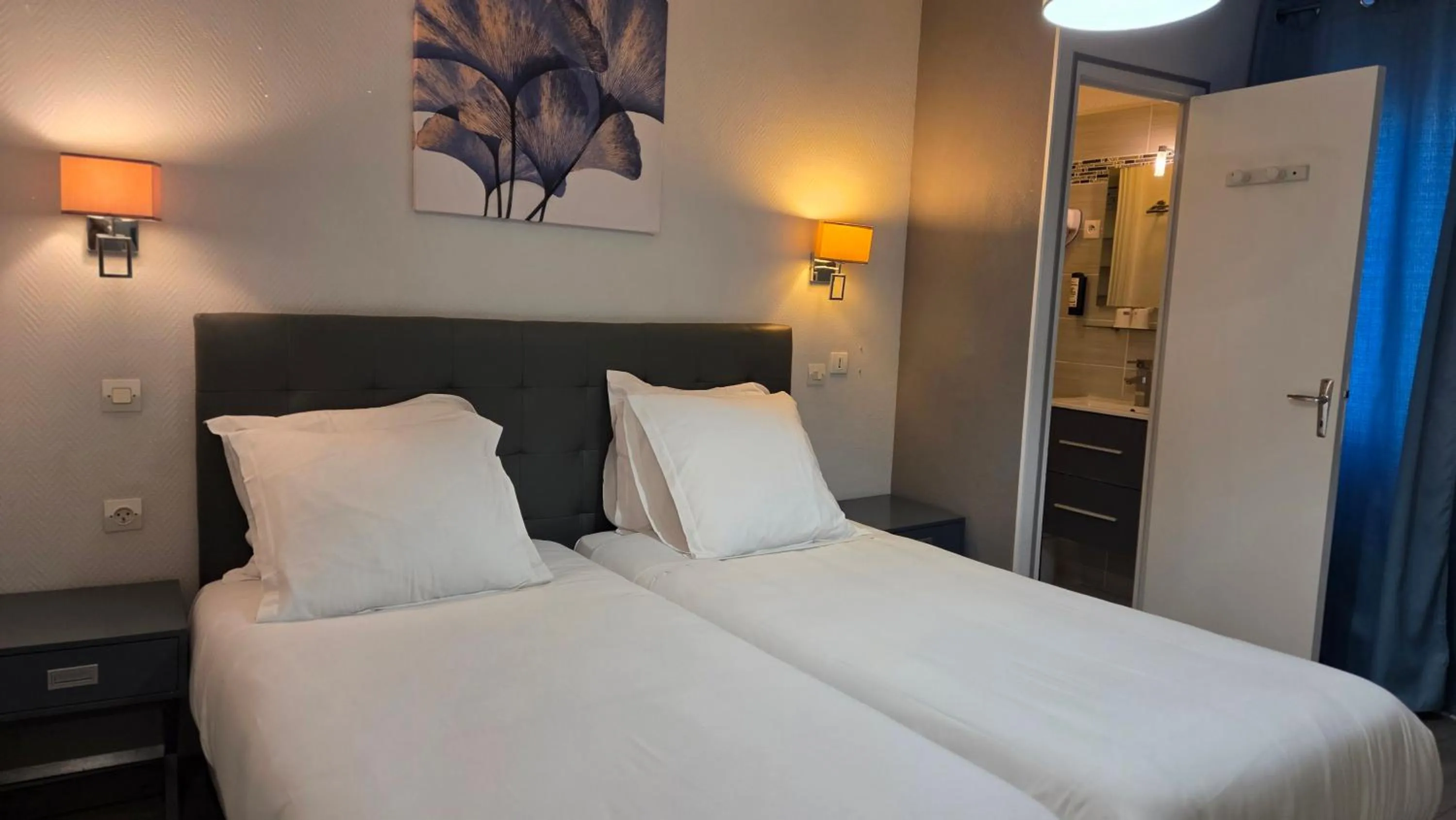 Shower, Bed in Hôtel Restaurant Mas Le Châtelet