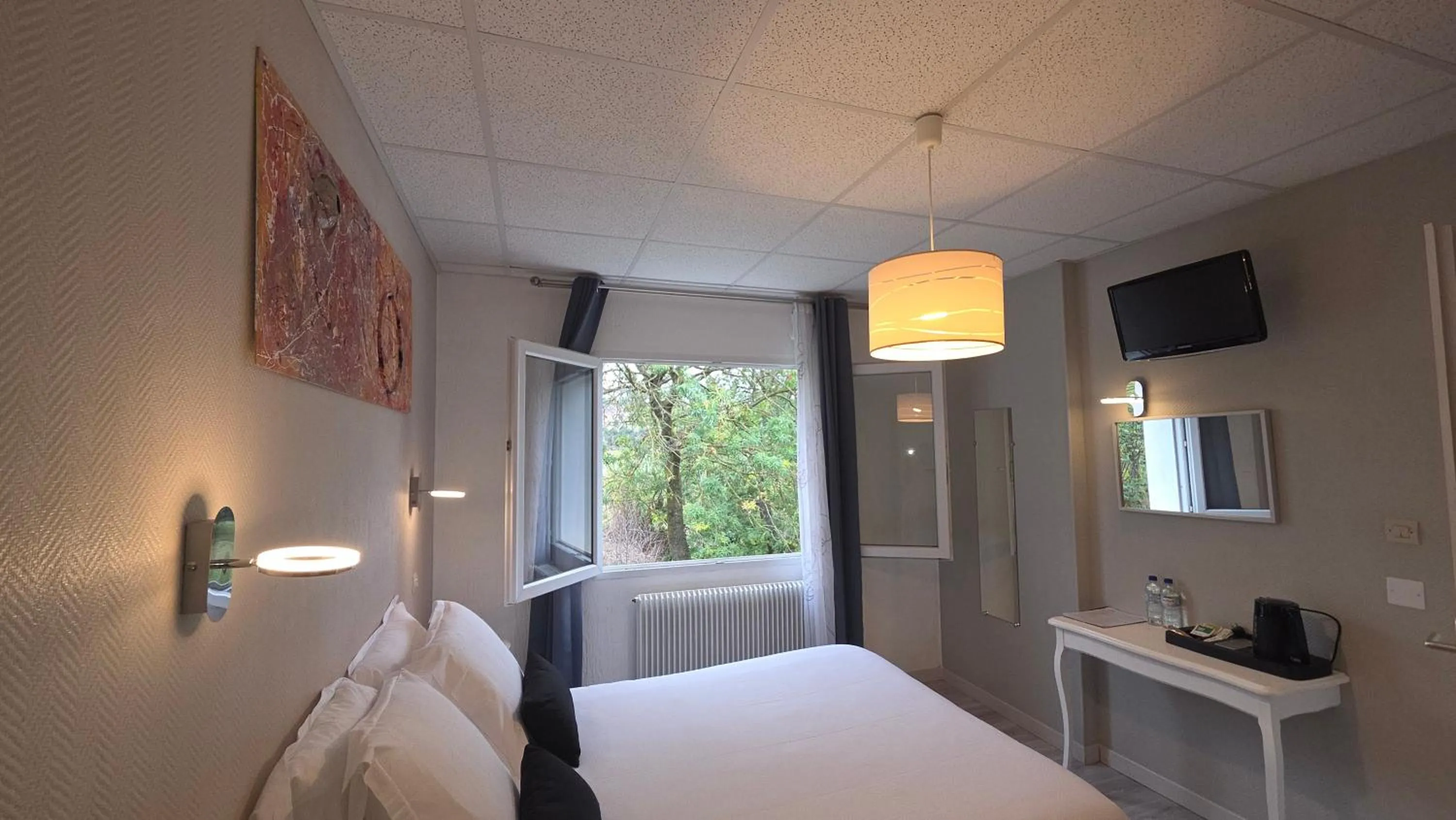 Bed in Hôtel Restaurant Mas Le Châtelet