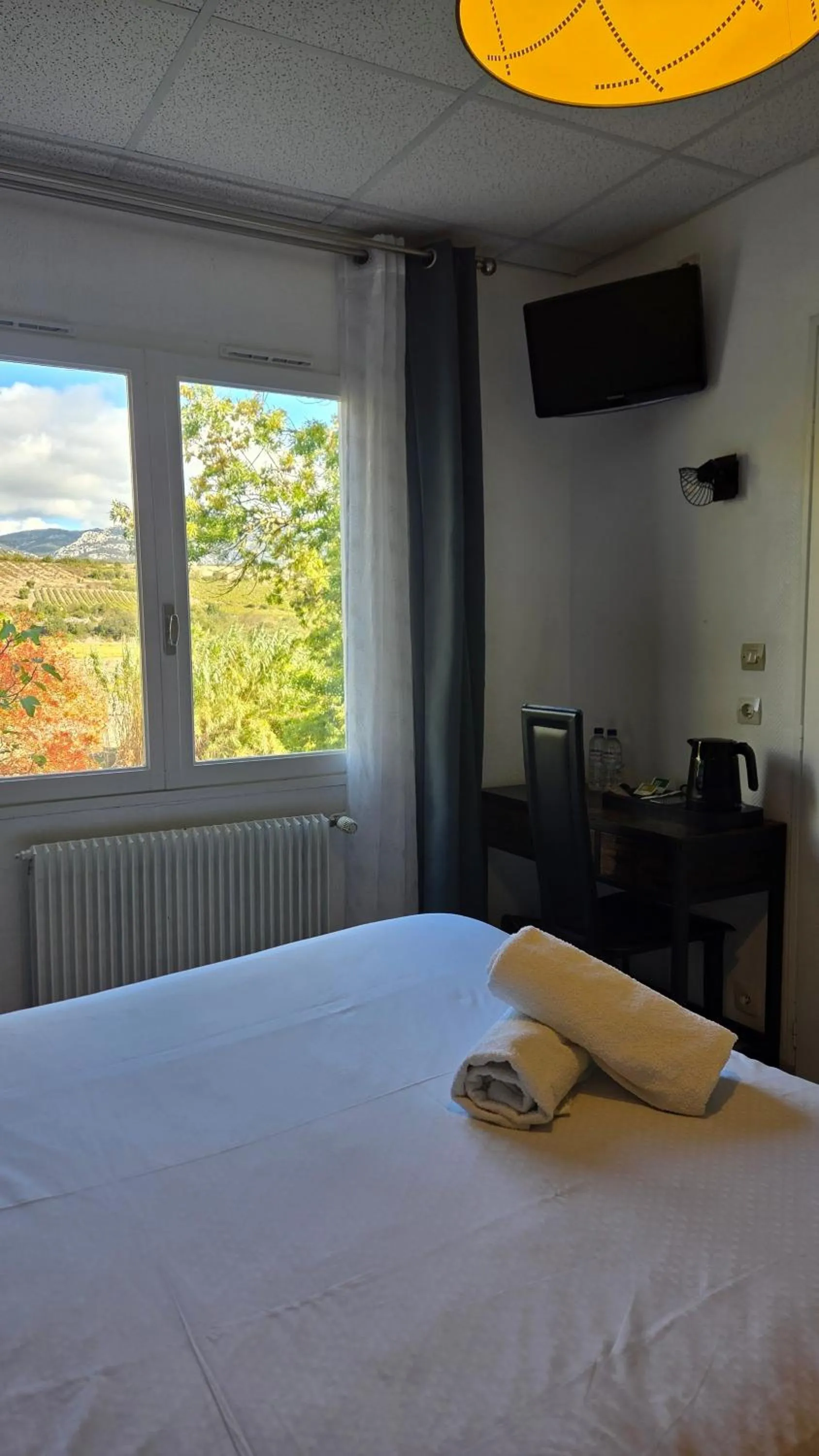 Coffee/tea facilities, Bed in Hôtel Restaurant Mas Le Châtelet