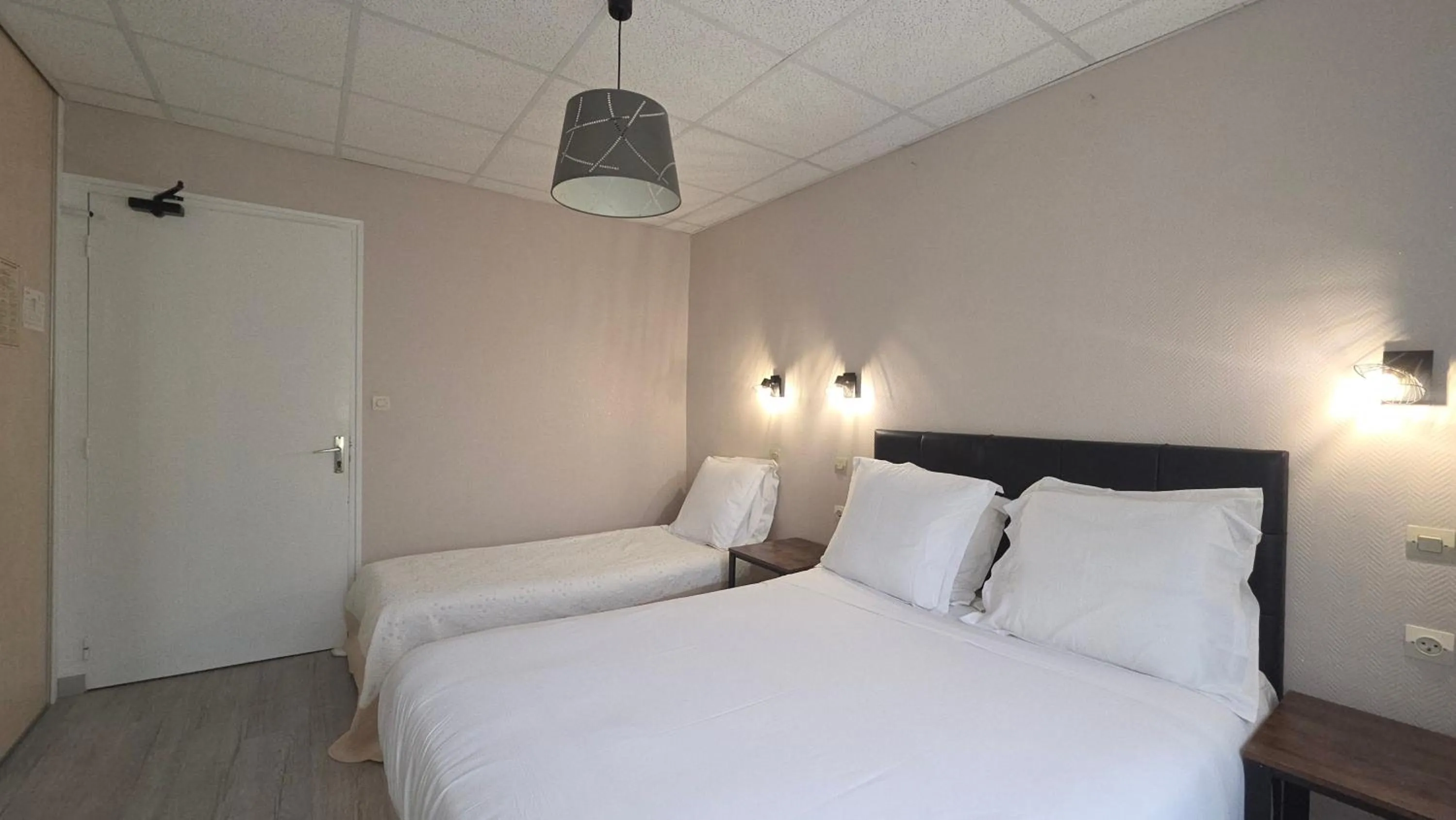 Bed in Hôtel Restaurant Mas Le Châtelet