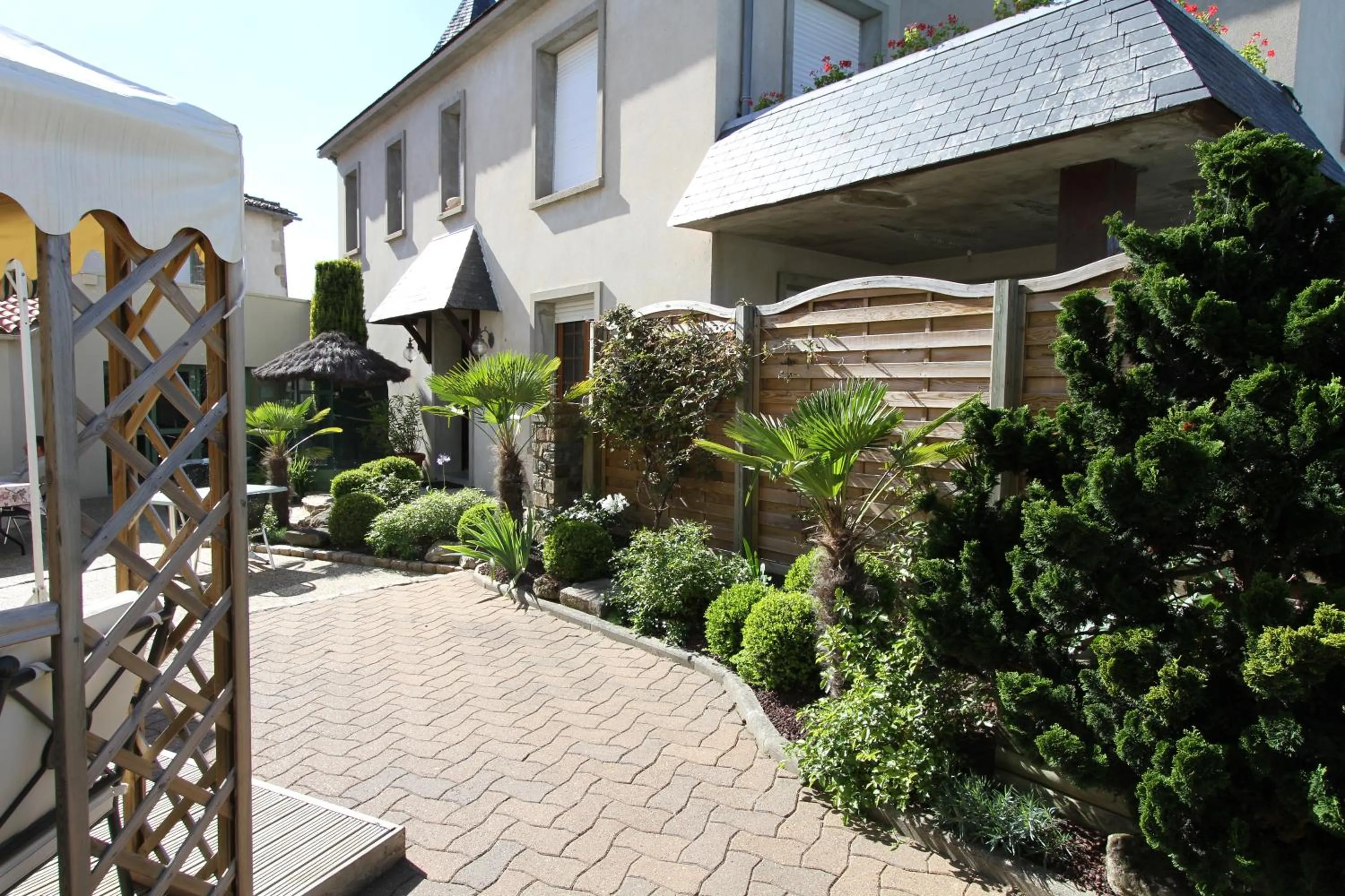Facade/entrance in Logis Hotel Restaurant Le Grand Turc