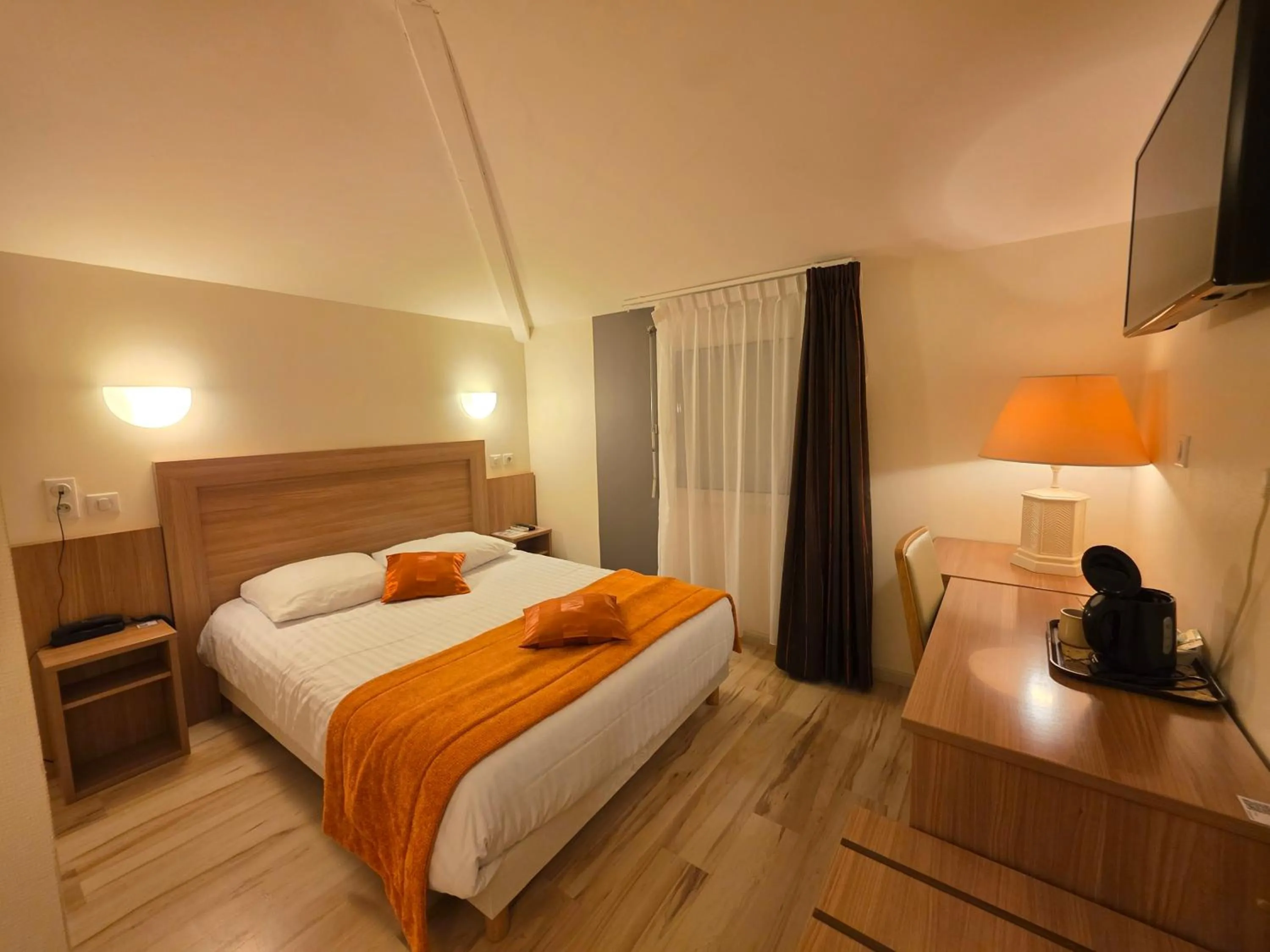 Bed in Logis Hotel Restaurant Le Grand Turc