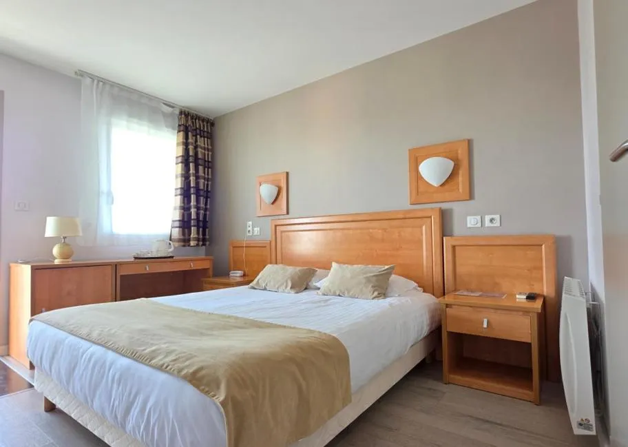 Bed in Logis Hotel Restaurant Le Grand Turc