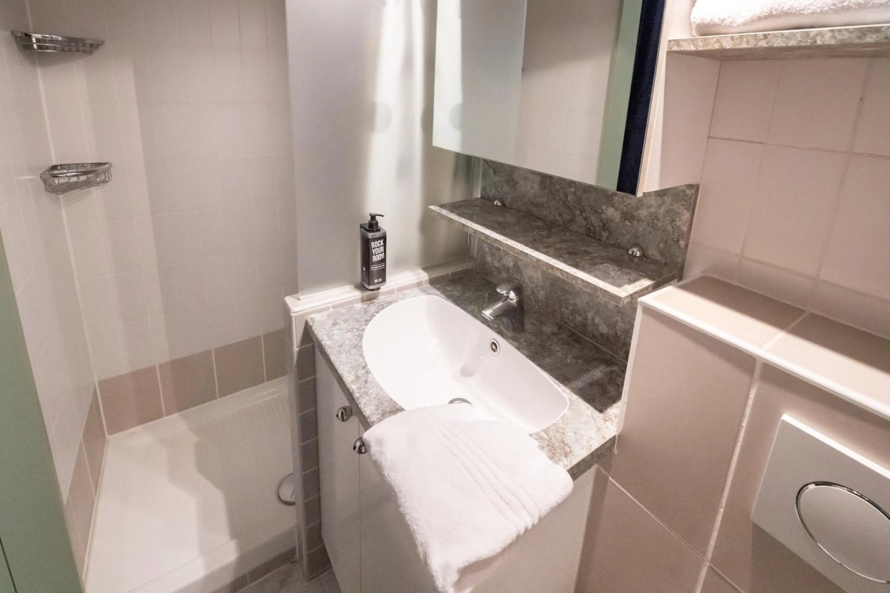 Bathroom in ibis Avignon Centre Pont De L'Europe